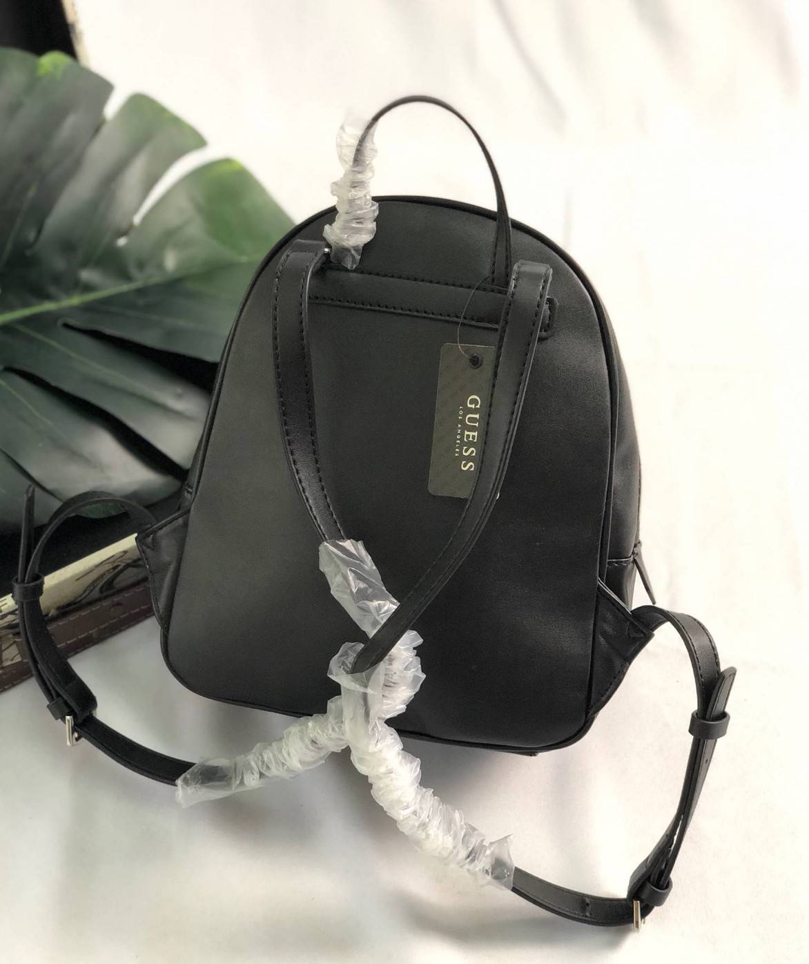 GUESS PANDORE BACKPACK กระเป๋าสะพายหลัง วัสดุหนังนิ่มมือ น้ำหนักเบา ด้านหน้ามีโลโก้แบรนด์ พร้อมช่องซิปหนึ่งช่อง ที่จับซิปมีอะไหล่สัญลักษณ์แบรนด์ ช่องซิปหลักเปิดปิดด้วยซิปคู่ ภายในโล่ง กว้าง ใส่ของได้จุ มีช่องซิปและช่องเล็กใส่ของจุกจิก สายสะพายด้านหลังเลื่