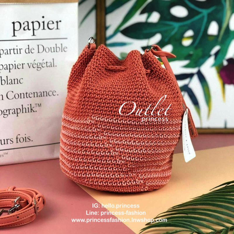 New arrival 2019!! CHARLES & KEITH CROCHET DRAWSTRING BUCKET BAG กระเป๋าถักใบน่ารักมากๆๆๆๆๆ😍 รุ่นนี้ไม่มีไม่ได้จริงค๊า ขนาดกำลังดี สะพายแล้วcute สุดๆ ตัวกระเป๋าจะถักทั้งใบ มีพู่ปอมด้านหน้า เปิดปิดแบบหูรูด ด้านในเป็นช่องกว้าง จุของได้ดี มีสายสะพายย