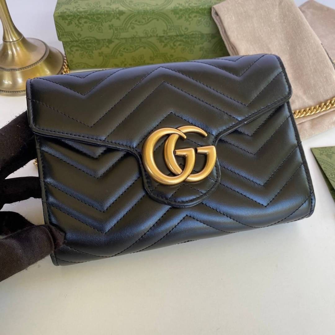 GUCCI Marmont Wallet on chain Leather / GG Marmont Chain Wallet เกรดเทพออริจินอล หนังแท้ งานสวยน่ารักมาก ใส่โทรศัพท์ได้ทุกรุ่น หนังวัวแท้นิ่มมาก ใส่การ์ด ใส่บัตร ได้เยอะมากๆ ฝ่าปิดแบบกระดุมใช้งานง่าย *กระดุมมีโลโก้ Gucci * งานสวยละเอียดยิบย่อยทุกจุด ภาพถ่