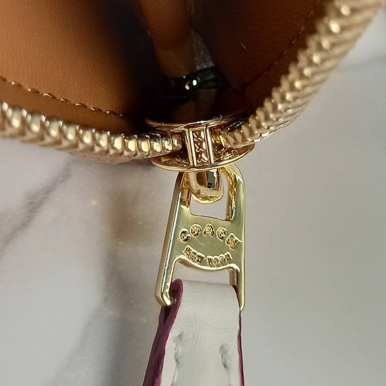 มาเท่าไหรก็ไม่เคยพอจริงๆ มีความต้องการกันถึงขีดสุด❣️😘>>COACH ACCORDION ZIP WALLET IN COLORBLOCK SIGNATURE CANVAS (COACH 31546)🍁กระเป๋าสตางค์ใบยาว ซิปรอบ //วัสดุหนังแคนวาสสลับหนังแท้ ดีไซน์สวย โดดเด่นลงตัวเป็นที่สุด ด้านในมีช่อ