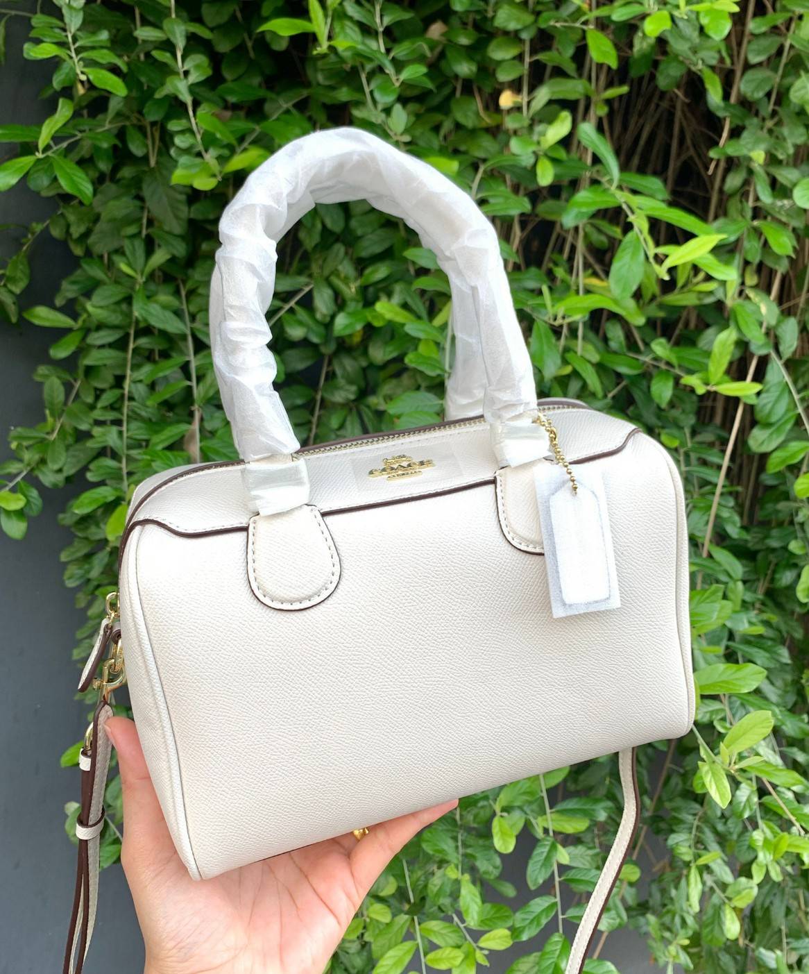 รุ่นอะไหล่ทองเข้าแล้วจ้าา ห้ามพลาดค่ะ Coach Bennett Boston Bag in Crossgrain Leather ((32202)) พร้อมส่ง รุ่นที่สาวๆหลายๆคนถามถึงกันค่า! กระเป๋าทรงหมอน หนังแท้ ลายหนังสวยมากค่ะ ไม่ว่ายุคไหนๆก็สวย ดูดี ทรงฮิตในตำนานค่ะ ✔️อะไหล่ทองหรูสวย เปิดปิดกระเป๋