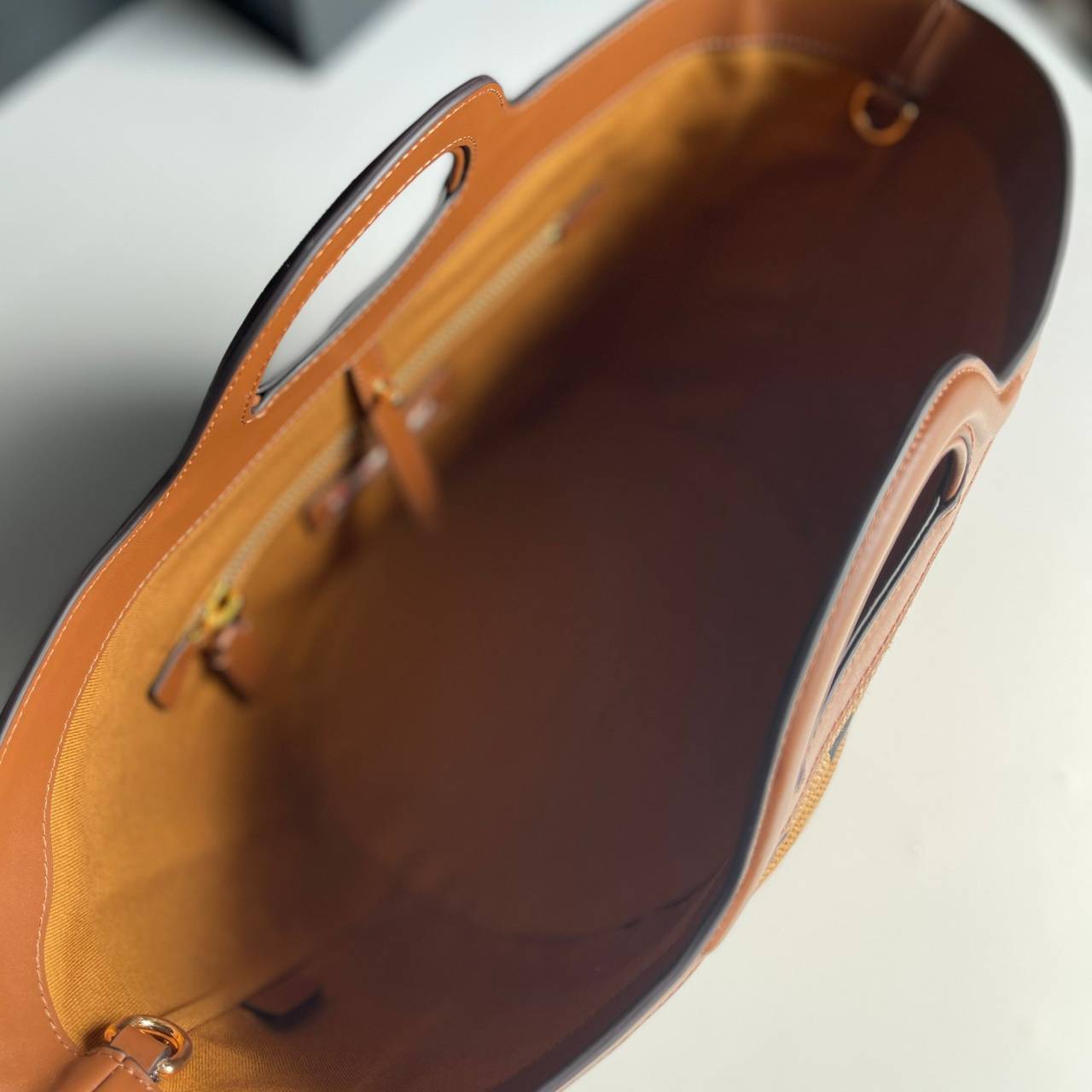 หนังแท้ MARNI TROPICALIA BUCKLE BAG / MARNI BUCKET SUMMER กระเป๋าทรงบัคเก็ต เป็นรุ่นที่หายากเย็นเหลือเกิน ใช้งานง่ายขนาดใหญ่จุของได้เยอะ พร้อมสายสะพายยาว ราคาดีมาก ทำจากหนังแท้เกรดออริจินอล เนื้องานละเอียดปราณีต ภาพสินค้าถ่ายจากงานขายจริง ใช้งานต่างประเทศ