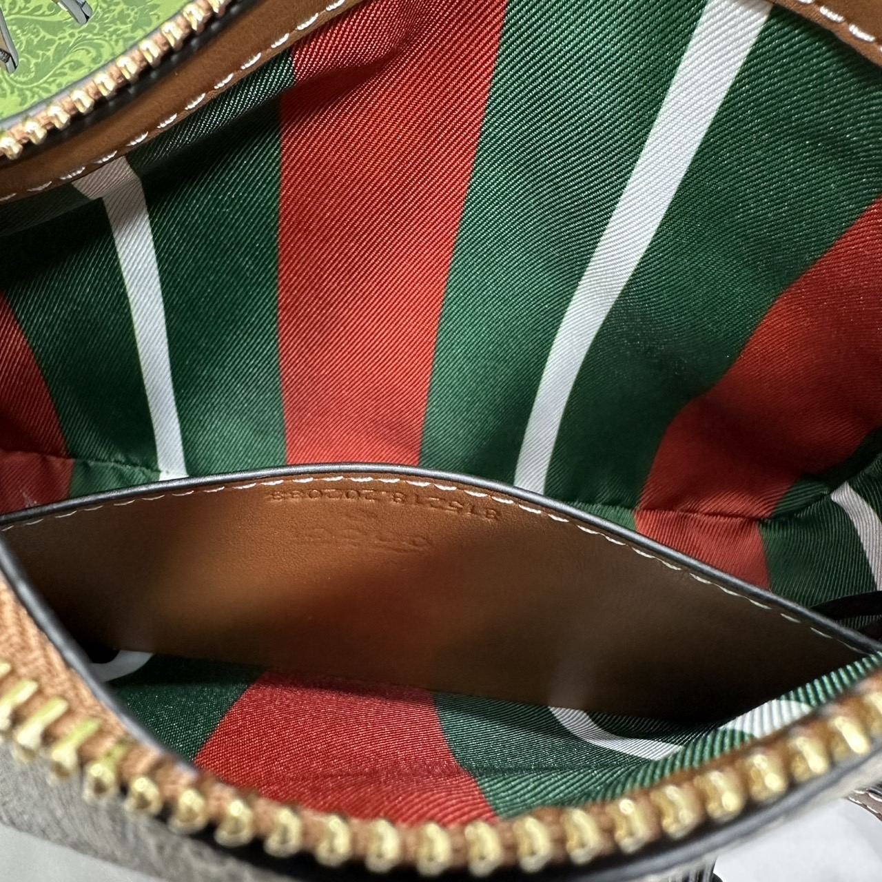 GUCCI GG Emblem medium shoulder bag กระเป๋าสะพายทรงใหม่สวยคลาสสิค พิมพ์ลายคมชัด เป็นไอเท็มต้องมีและยกเป็น everyday bag ได้เลย