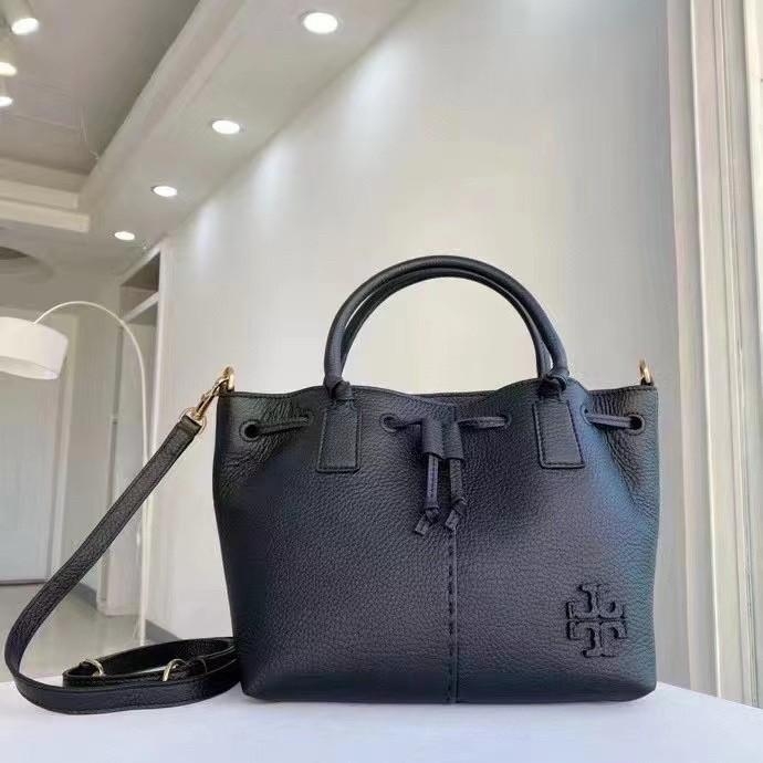 OUTLET 】TORY MCGRAW SMALL DRAWSTRING กระเป๋าถือหรือสะพายข้าง วัสดุหนังวัวแท้ อะไหล่ทอง เปิด-ปิดด้วยสายหนังรูด จะถือหรือสะพายข้างได้Crossbodyได้ น้ำหนักเบาจุของได้เยอะ ด้านหน้าประดับโลโก้แบรนด์ ด้านในมีช่องเล็กสำหรับใส่บัตรใส่ตังค์ได้ มีสายยาว ปรับสายได้ ถ