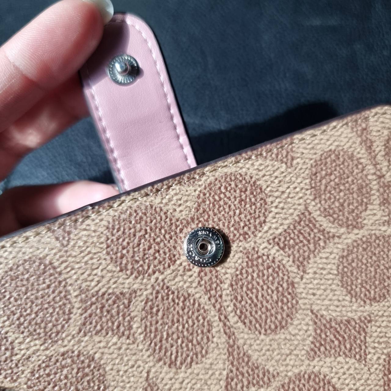 COACH F33034 MEDIUM CORNER ZIP WALLET IN COLORBLOCK SIGNATURE CANVAS กระเป๋าสตางค์ใบกลาง 👛 ขนาดกำลังเหมาะมือ วัสดุหนังแคนวาส ดูแลรักษาง่าย มีช่องใส่บัตรและธนบัตรครบ และช่องซิปแยกไว้ใส่เหรียญ สวยคลาคสิคแบบนี้เหมาะส่งต่อเป็นของขวัญที่สุดจ้า