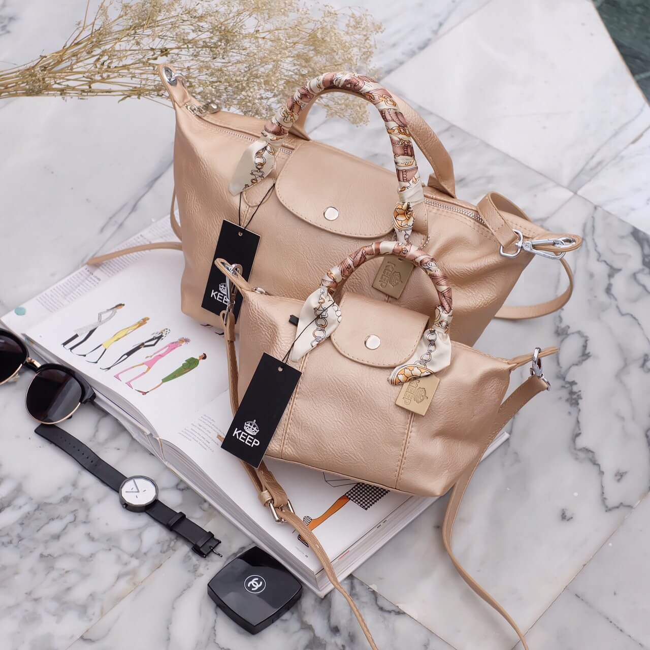 สีมาใหม่ค่า 🐼New arrival! KEEP ทรง longchamp รุ่น Duo Sister - สี luxury gold สวย หรู นำโชครับตรุษจีนเลยค่า ตัวกระเป๋าหนังแกะสังเคราะห์ ลายหนังสวยมากๆคะ นิ่ม สุดๆ รุ่นนี้ จะมี 2 ขนาด คือ mini และ basic ไซด์