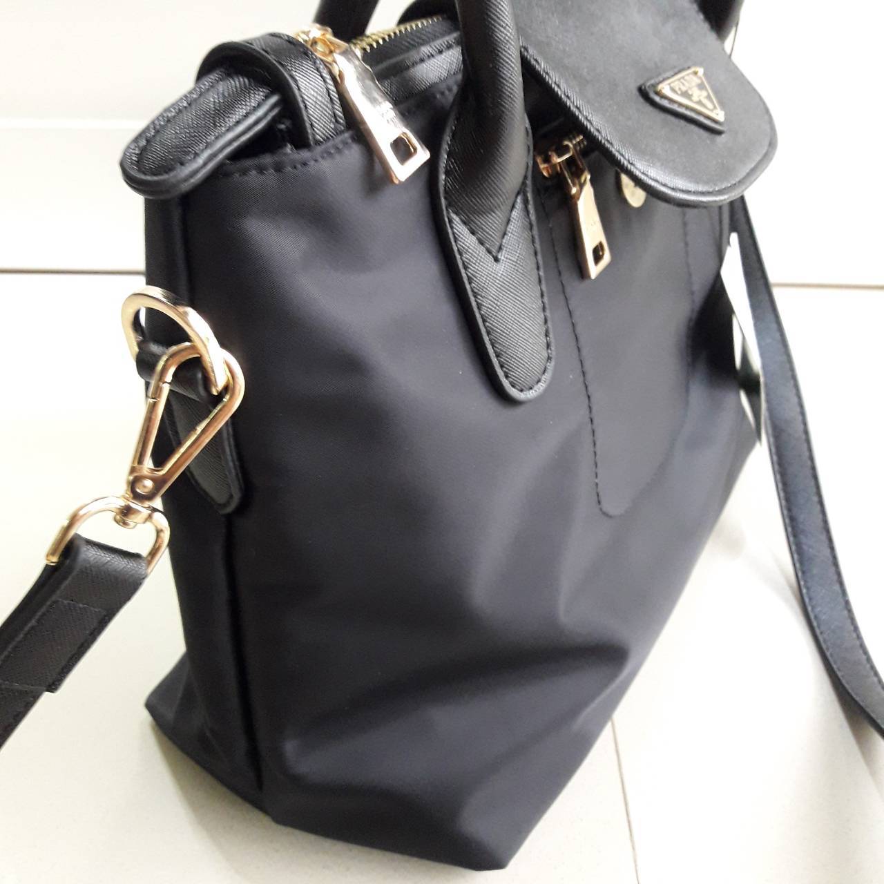 งานพรีเมี่ยมกิ้ฟ จากเคาเตอร์ต่างประเทศนะคะ 🎄🎄 พร้อมส่งครบ 3 สี **ทรงสวยมาก งานพรีเมี่ยมกิ้ฟ รุ่น Limited edition จากแบรนด์ PRADA มาค่า เป็น กระเป๋าผ้าไนล่อน Longchamp Style ใบนี้มีสายยาวให้คะ **เลิศมาก ขนาดกำลังดีคะ ตัวกระเป๋าเบามาก ใช้แล้