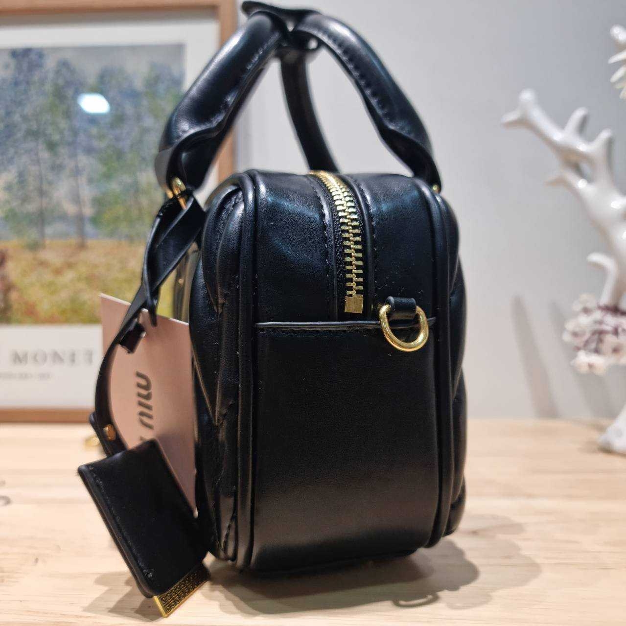 MIU MIU ARCADIE METELASSE MINI LEATHER BAG กระเป๋าถือ/สะพายสุดชิค ที่ไม่มีตอนนี้คือพลาด ดีไซน์เพิ่มดีเทล ด้วยการเดินด้ายเป็นเอกลักษณ์ สวยดูแพง