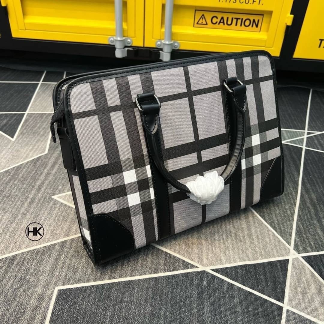 Burberry Men Ainsworth Briefcase / Burberry Newburg Briefcase / Burberry Briefcase Men Bag กระเป๋าเอกสารผู้ชาย กระเป๋าถือแนวนอนกระเป๋าธุรกิจใบใหญ่ สวยงามน่าใช้ จะถือหรือใช้แบบสะพายข้าง ลุคออกมาคือดูดีทีเดียว สินค้าแนะนำ