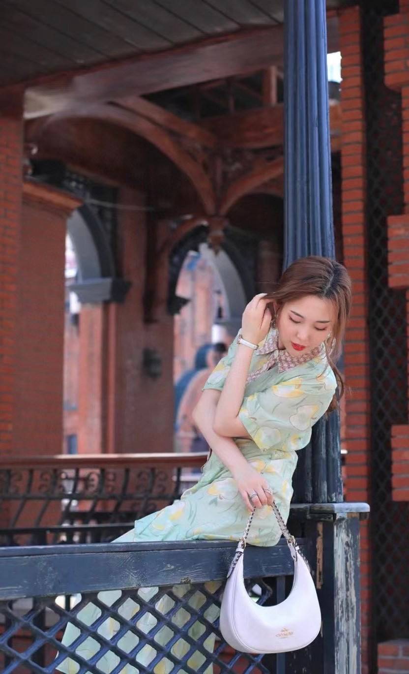 COACH BAILEY HOBO WITH WHIPSTITCH ((C4108//C1322)) พร้อมส่งที่ไทย!! สวยจริงไม่จกตาแน่นอนค่าา กระเป๋าทรงโค้ง ใช้แบบหิ้วหรือคล้องไหล่ก็ดูดี ใช้วัสดุหนังแท้ชั้นดี หนังสวยมากๆค่ะ ด้านหน้าใช้อะไหล่แบรนด์ตัวใหญ่ หรู ดูสะดุดตามีเดียว