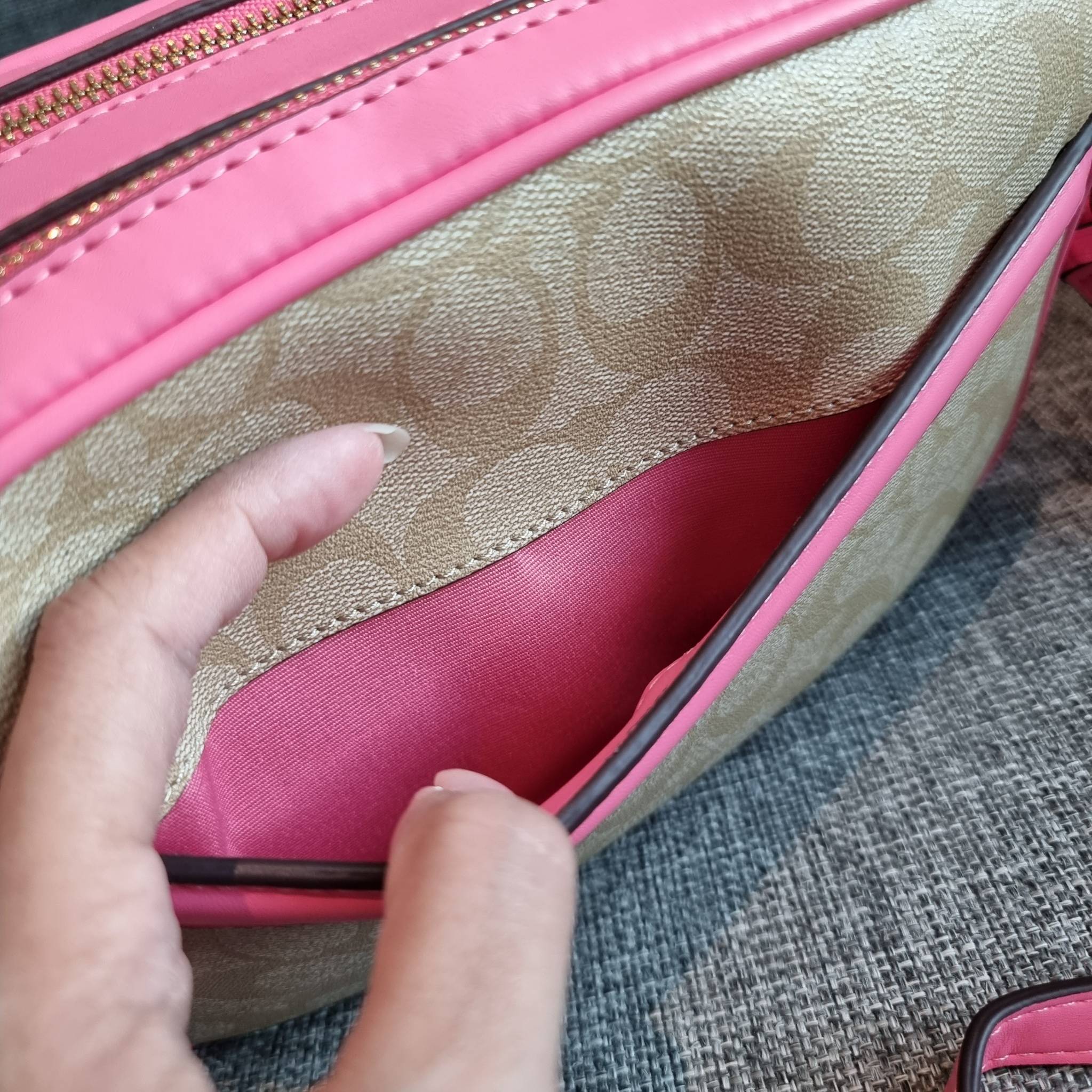 OUTLET 】COACH F68168 JES CROSSBODY IN SIGNATURE CANVAS รุ่นยอดฮิต!! กระเป๋าสะพายข้าง รุ่น 2 ซิป ใบใหญ่จุใจ สีคลาสสิคขายดี!! วัสดุหนังแคนวาสเคลือบลาย เปิด-ปิดด้วยซิป 2 ช่องหลัก ใช้งานง่าย ทรงสวยมากๆรุ่นนี้ มาพร้อมสายสะพาย crossbody ปรับได้ตามตัว ภายในใส่ขอ