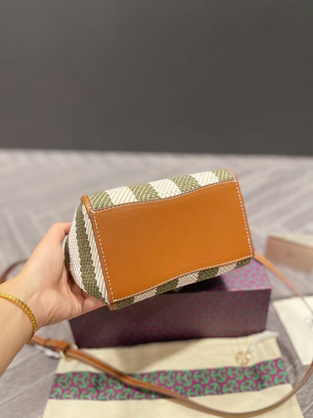 Tory Burch Logo-Plaque Striped Tote Bag - Green / Tory Burch Bucket Bag คอลเลคชั่นใหม่ รูปแบบคลาสสิคโทนเขียว ด้วยวัสดุธรรมชาติสังเคราะห์ พกพาความสวยไปได้ทุกที่ด้วยกระเป๋าทรง Bucket ทันสมัยสุดๆคะ