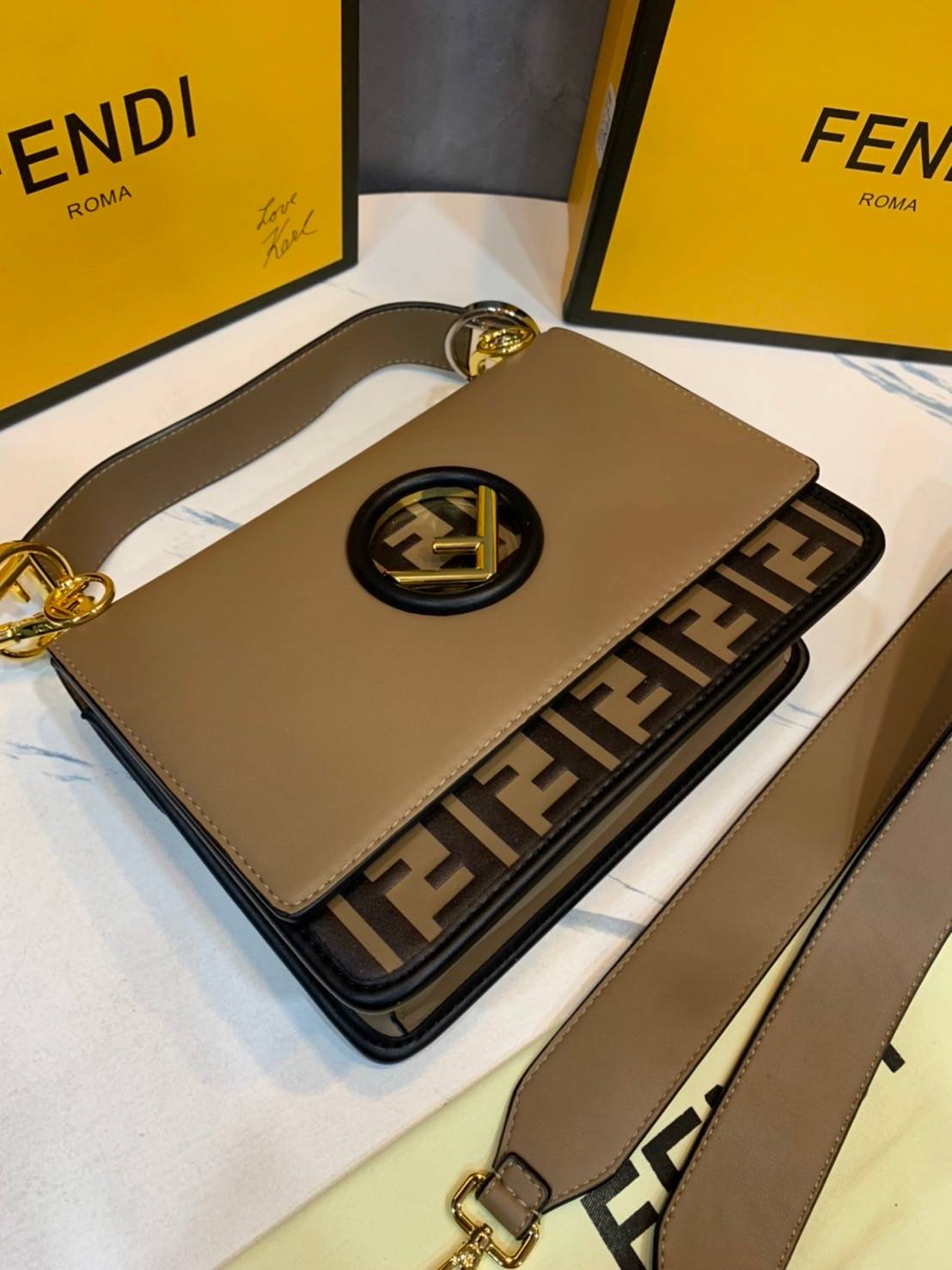 FENDI KAN leather bag เกรดออริจินอล ด้วยสีและลวดลายคลาสสิกตามแบบแบรนด์ เข้าได้กับสาวๆ ทุกสไตล์ บ่งบอกความเป็น FF ได้อย่างสมบูรณ์แบบ โทนสีแมตช์กับเสื้อผ้าได้ง่าย เสริมลุคสาวมั่นก็ลงตัว หรือเปลี่ยนมาติดสายสะพายยาวเพื่อสะพายคาดลำตัวก็ได้ความชิลและคล่องตัวไปอ