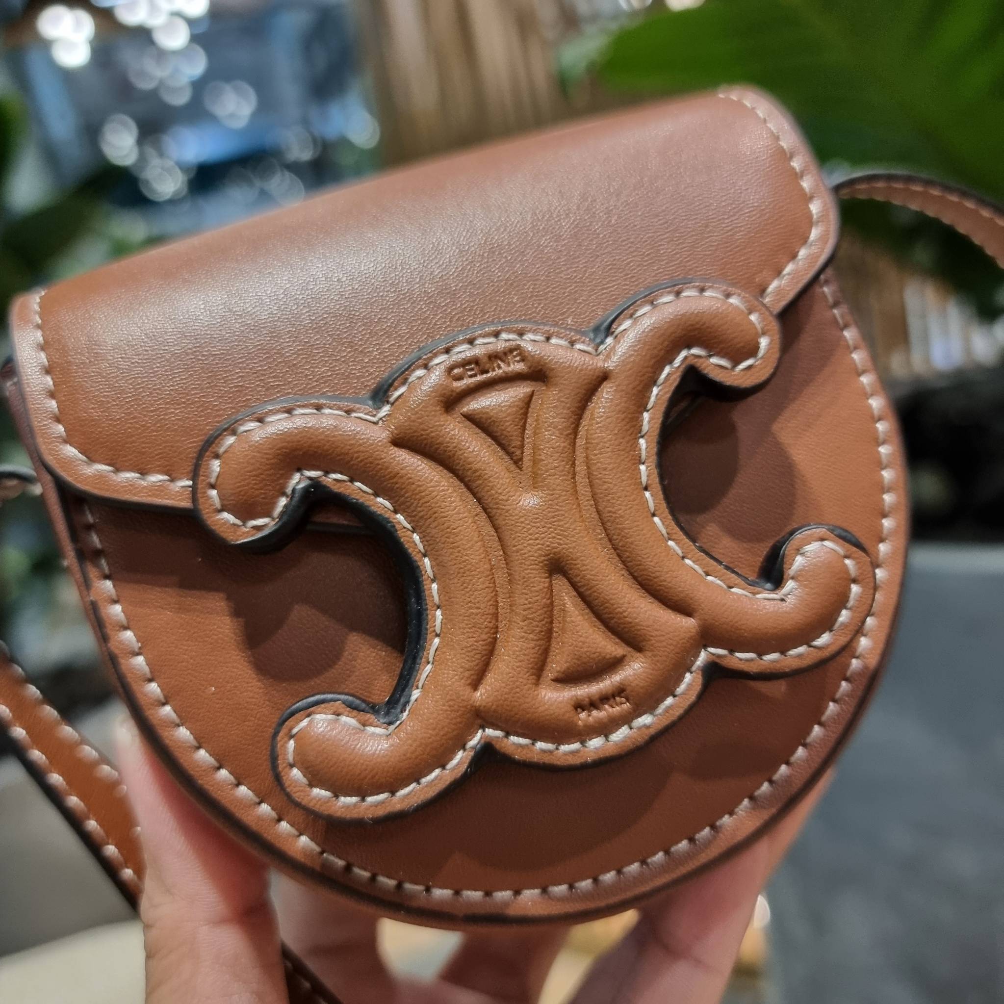 CELINE BESACE CUIR TRIOMPHE MINI BAG รุ่นที่หนุ่มๆสาวๆต่าวก็ถามหา!! เดอะเบสท์เซลเลอร์ กระเป๋าสะพายมินิไซส์ เล็กแต่ปังมาก!! ดีเทลเรียบแต่หรู วัสดุหนังแท้ สีคลาสสิค เปิด-ปิดด้วยกระดุมแน่นหนา ภายในเป็นช่องโล่ง สายสะพายในตัวปรับได้ตามชอบ ใบนี้สามารถใส่บัตร ใส