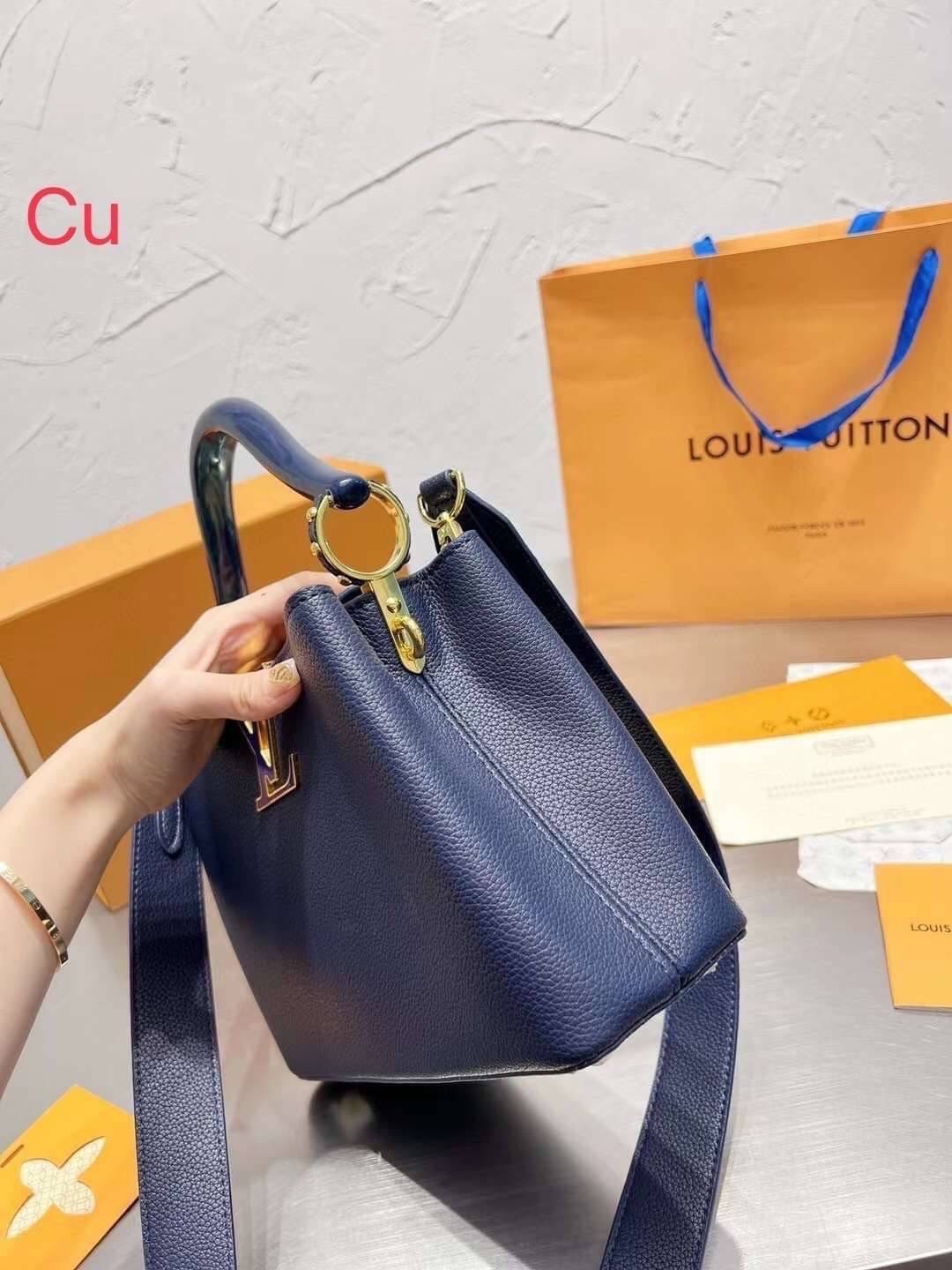 LV CAPUCINES BB top handle ที่สุดของความสวยในราคาเบาๆ กระเป๋าถือสุดหรู ดีไซน์ทรงคลาสสิค ดีงามม้ากกกก!! มาพร้อมหูจับในตัว ด้วยรูปทรงวินเทจ พร้อมส่งครบ box set ในราคาที่คุ้มที่สุด จัดเถอะค่า ยืนยันว่าสวยคุ้ม!!