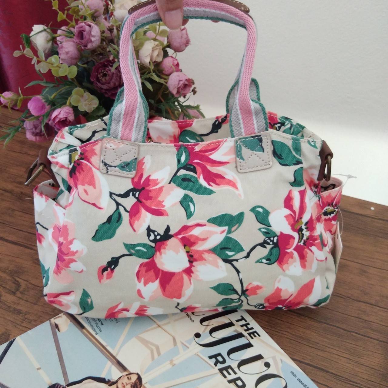 Cath Kidston กระเป๋าถือหรือสะพายข้างสไตล์วินเทจ น้ำหนักเบา เปิดปิดกระเป๋าด้วยซิป ด้านหน้าประดับโลโก้ Cath Kidston ด้านข้างมีช่องเล็กใส่ของ