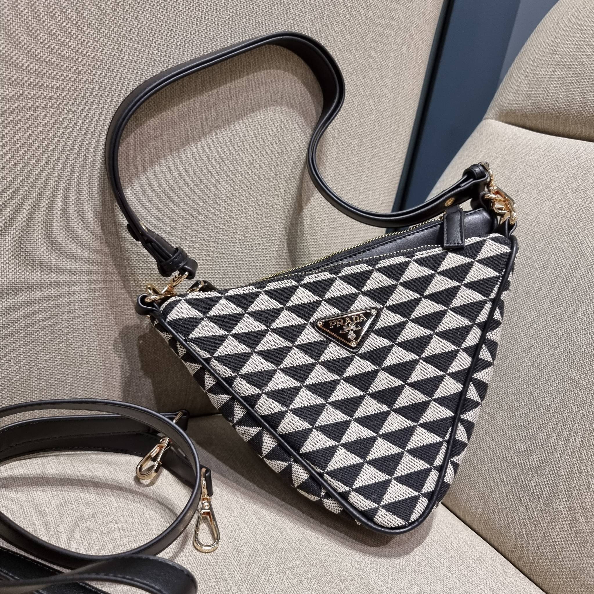 PRADA TRIANGLE BAG ล้ำกว่าใคร ใหม่กว่าใคร ไม่ต้องรอพรีฯ กระเป๋าสะพาย ดีไซน์ทรงสามเหลี่ยม ชิคๆคูลๆ ไม่มีใครเหมือน มีมาให้ถึง 2 ชิ้น วัสดุผ้า jacquard และหนังแท้ สวยคู่ สลับใช้ได้หลากหลายมากๆ เพราะยังมีสายสะพายมาให้อีกถึง 2 เส้น เกี่ยวคู่กันสะพายเท่ๆ หรือแย