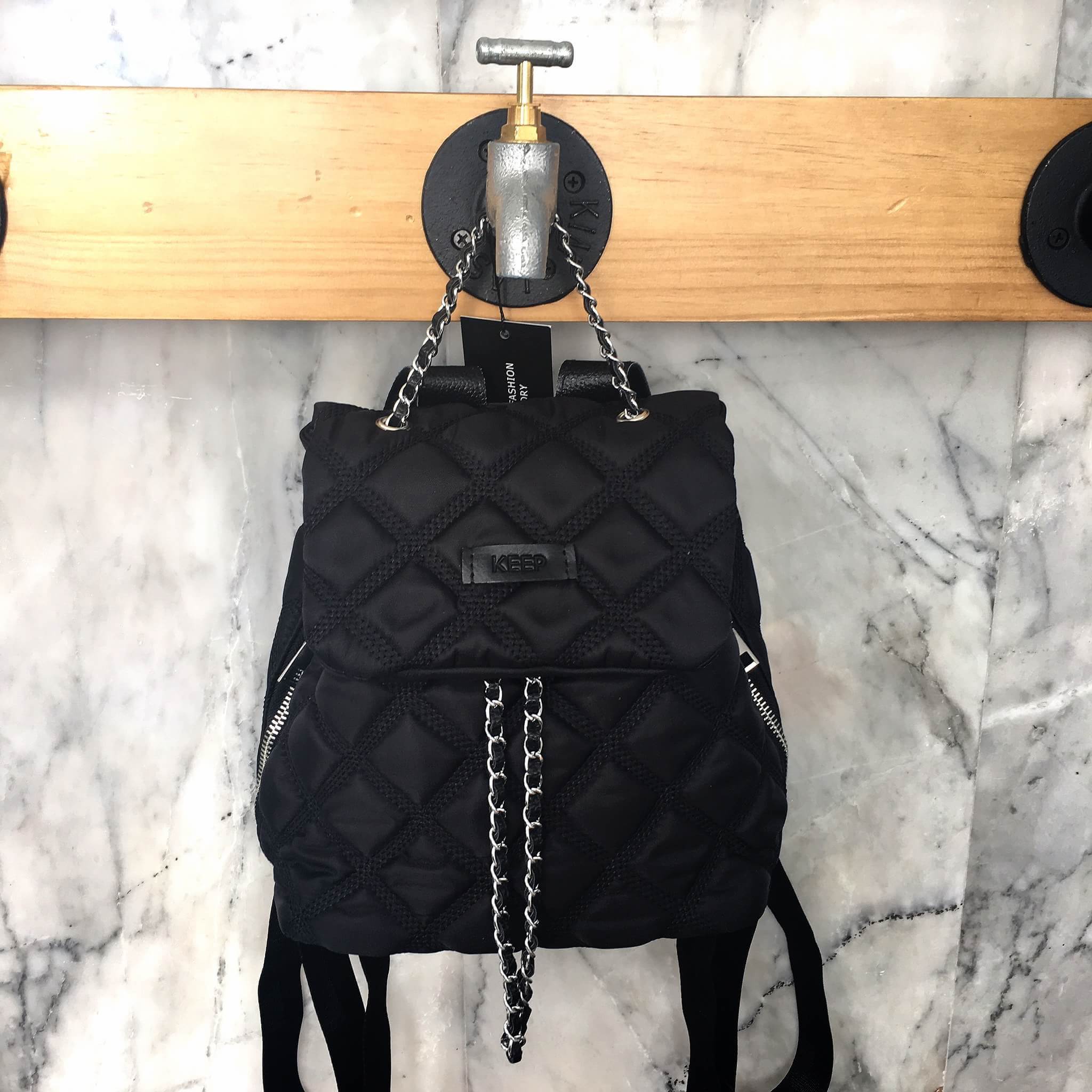 กระเป๋าเป้!!! ทรงน่ารักมากๆๆๆ จากแบรนด์ KEEP รุ่น Monster bite backpack #จุดเด่นที่ >ตัวกระเป๋าทำจากผ้าไนล่อนเนื้อดี ตีลายตาราง >น้ำหนักเบามาก เพียงแค่ 4 ขีดเท่านั้น >สามารถปรับสายโซ่ สะพายไหล่ได้คะ >ขนาดกระเป๋ากำลังดีคะ ใส่ กปต ยาว มือถือได้