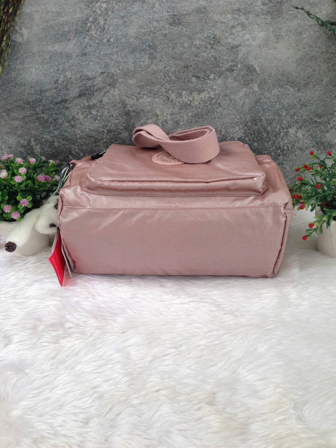 กระเป๋าสะพาย KIPLING รุ่น Reth วัสดุไนล่อนคุณภาพดี มาพร้อมดีไซน์ทันสมัย และสามารถใช้งานได้อย่างดี เข้ากับทุกการแต่งตัว โดดเด่นด้วยพื้นที่ภายในและช่องต่างๆ ที่ให้คุณจัดเก็บของสำคัญได้ครบถ้วน ไม่ว่าจะเป็นมือถือ ปากกา หรือไอเท็มจำเป็นของคุณ สายสามารถปรับและถ