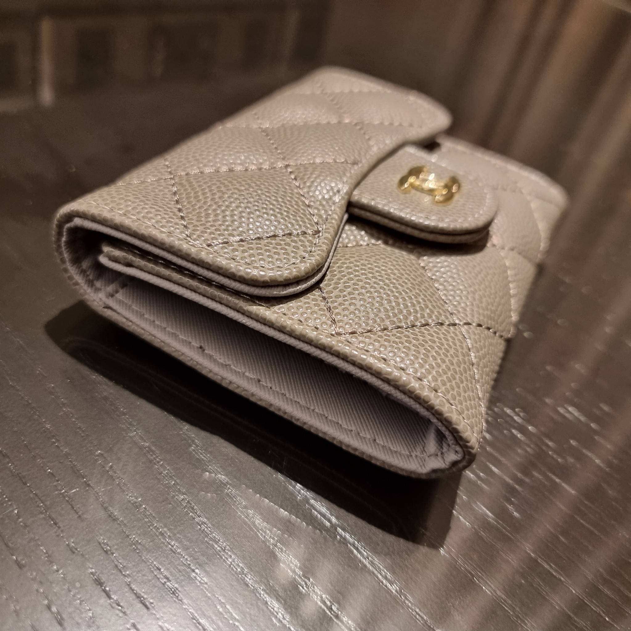 VIP 】มาแล้วจ้า!! รุ่นแนะนำ!! ฮิตติดใจสาวๆ!! กระเป๋าสตางค์ใบสั้นรุ่นฝาพับ จาก Chanel premium for gift เรียบหรู ดูไฮน์ วัสดุหนังสังเคราะห์ลายคาร์เวีย ด้านในเป็นหนังซาฟเฟียโน่ เปิด-ปิดด้วยกระดุมแม่เหล็ก ภายในกระเป๋ามีช่องใส่บัตร ใส่ธนบัตรได้ ดีไซน์เรียบหรูตา