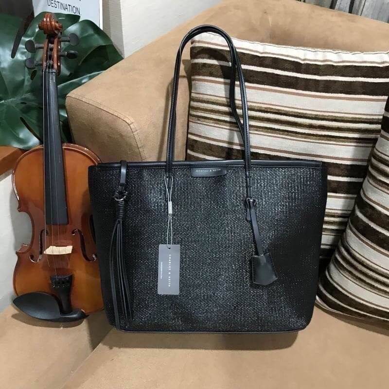 Charles & Keith Black Textured Tote Bag ฮอตฮิตตลอดกาลสำหรับรุ่นนี้ รุ่นยอดนิยม!! มากี่รอบกี่รอบก็ขายดี ใครไม่มีรุ่นนี้ติดตู้ไว้ถือว่าเชยมาก(!!) กระเป๋าสะพายทรง Shopping bag ใบใหญ่จุของได้ใจ น้ำหนักเบา โดดเด่นด้วย Textured วัสดุสานรอบใบ ตัดขอบหนัง สวยอยู่ท