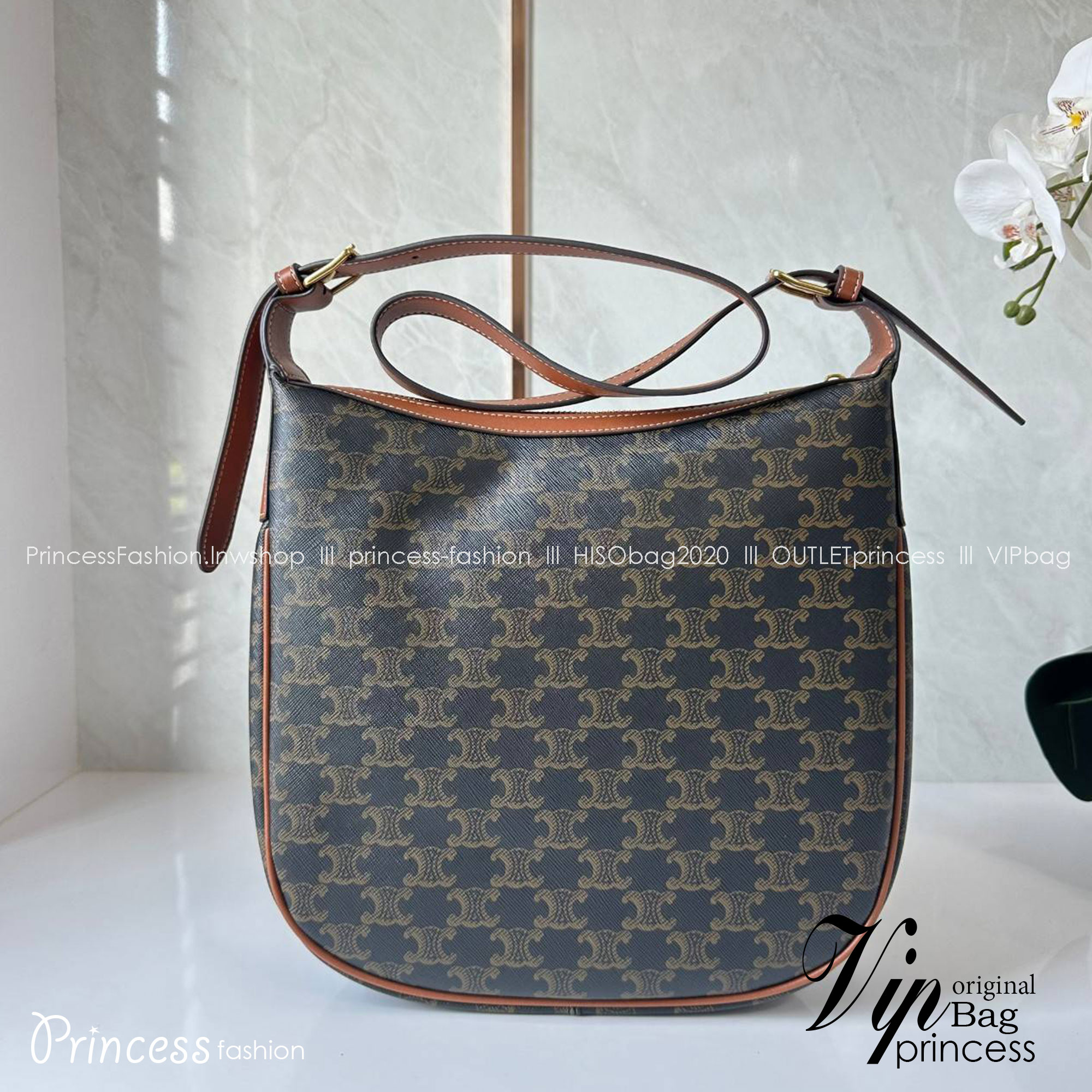 CELINE MEDIUM HELOÏSE BAG CUIR TRIOMPHE IN TRIOMPHE CANVAS AND CALFSKIN กระเป๋าสะพายทรง HOBO รุ่นฮอตตลอดไม่มีเอ้าท์ ใบใหญ่จะสัมภาระได้เยอะ