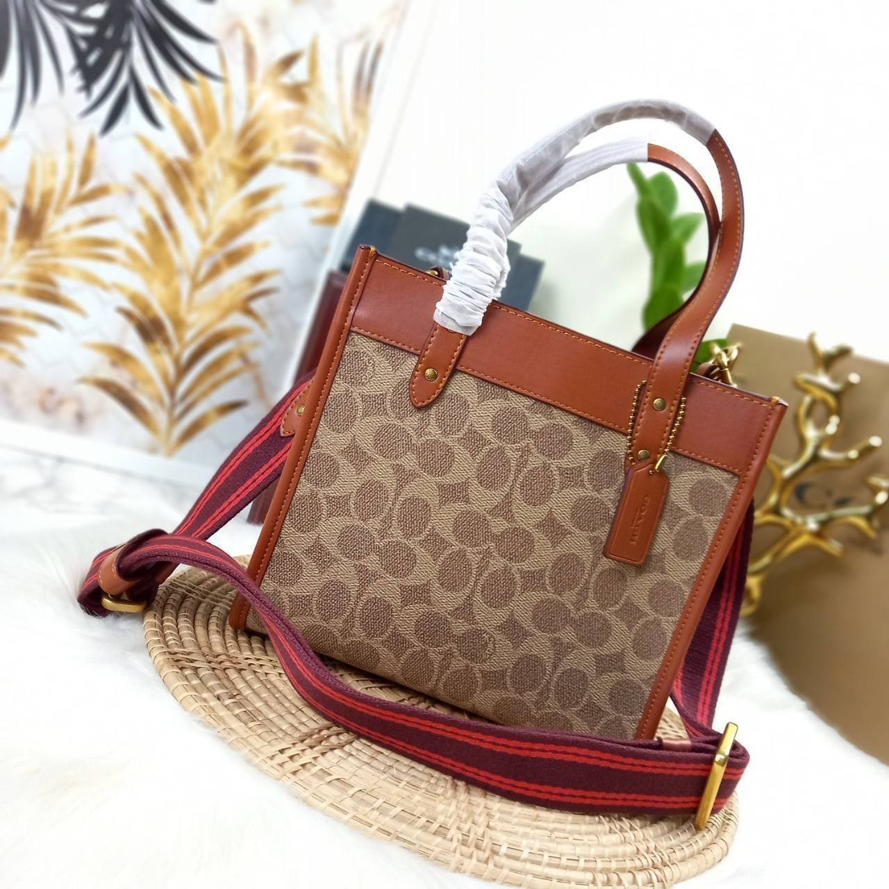 COACH FIELD TOTE 22 WITH HORSE AND CARRIAGE PRINT (C3866)ðāļāļĢāļ°āđāļāđāļēāļāļ·āļ āļāļĢāļ°āđāļāđāļēāļŠāļ°āļāļēāļĒ Unisex āļāļĢāļ TOTE āļŠāļļāļāļŪāļīāļ āļāļĩāđāļŪāļīāļāļāļąāļāļĄāļēāļāļāļąāđāļāļāļēāļĒāđāļĨāļ°āļŦāļāļīāļ// āļ§āļąāļŠāļāļļāļŦāļāļąāļāđāļāļāļ§āļēāļŠāļāļļāļāļ āļēāļ āļāļŠāļĄāļŦāļāļąāļāđāļāđāļāļĒāđāļēāļāļāļĩ āļāļĒāļđāđāļāļĢāļ āļŠāļļāļāļŠāļ§āļĒ āđāļāļāđāļāđāļāļāđāļ§āļĒāļĨāļēāļĒ C Signature āļāļĩāđāđāļāđāļāđāļāļāļĨāļąāļāļĐāļāđ// āļāđāļēāļāđāļāđāļĨāđāļāļāļ§