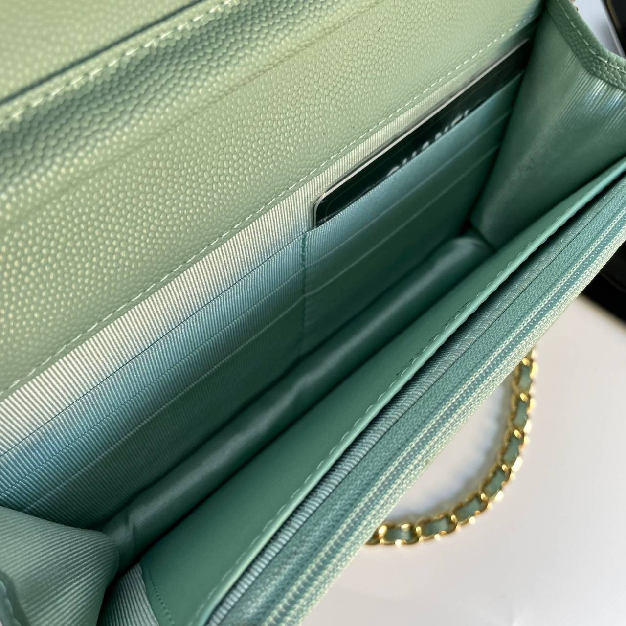 VIP 】หนังแท้ CHANEL WOC style โทนสีพาสเทล กระเป๋าสะพายทรงสวยตลอดกาล วัสดุหนังลายคาเวียร์ เนื้อนุ่ม อยู่ทรงคุณภาพดีตามแบบฉบับของแบรนด์ น้ำหนักเบา ด้านหน้ามีโลโก้แบรนด์อะไหล่หรู มีช่องใส่บัตร ใส่ของจุกจิก เปิดปิดด้วยฝาปิดกระดุม ซับในหนัง ตัวจริงสวยมากๆถูกใจ