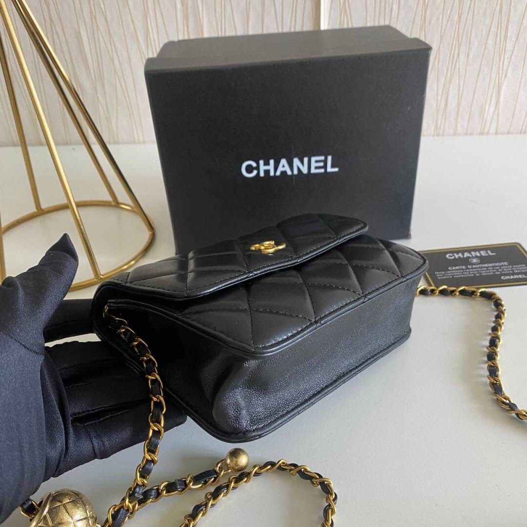 VIP GIFT 】หนังแกะแท้ CHANEL lambskin small shoulder bag with chain เรียบหรู ดูดี ดีไซน์สุดคลาสสิค ใช้ออกงานได้เลย มีสายโซ่อะไหล่ทองรมควันอย่างลงตัว ไอเท็มแนะนำพร้อมส่งที่ไทยราคาสุดคุ้มห้ามพลาดค่ะ!