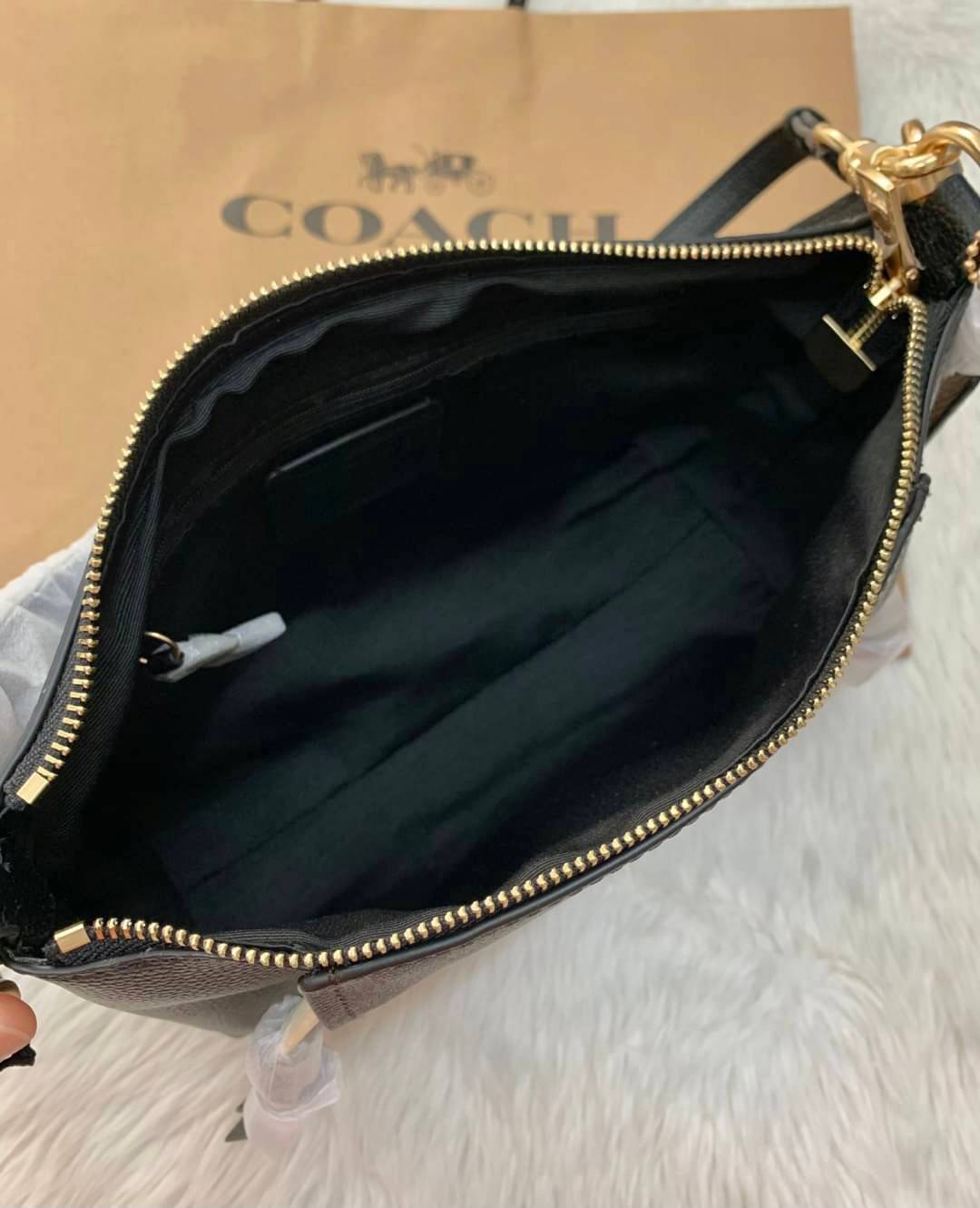 COACH SMALL MARLON SHOULDER BAG ((1600//1597)) 🌈พร้อมส่งที่ไทยอีกครั้ง ตามคำเรียกร้อง ห้ามพลาด! กระเป๋าหิ้ว//คล้องไหล่//สะพายข้างได้ หนังแท้ ทรงสวยมากค่ะ ด้านหน้ามีช่องซิปซ่อนแบบหนังห้อยให้2ช่อง ใส่ของจุกจิกค่ะ เปิดปิดกระเป๋าแบบซิป ภายในกว้างใส่ขอ