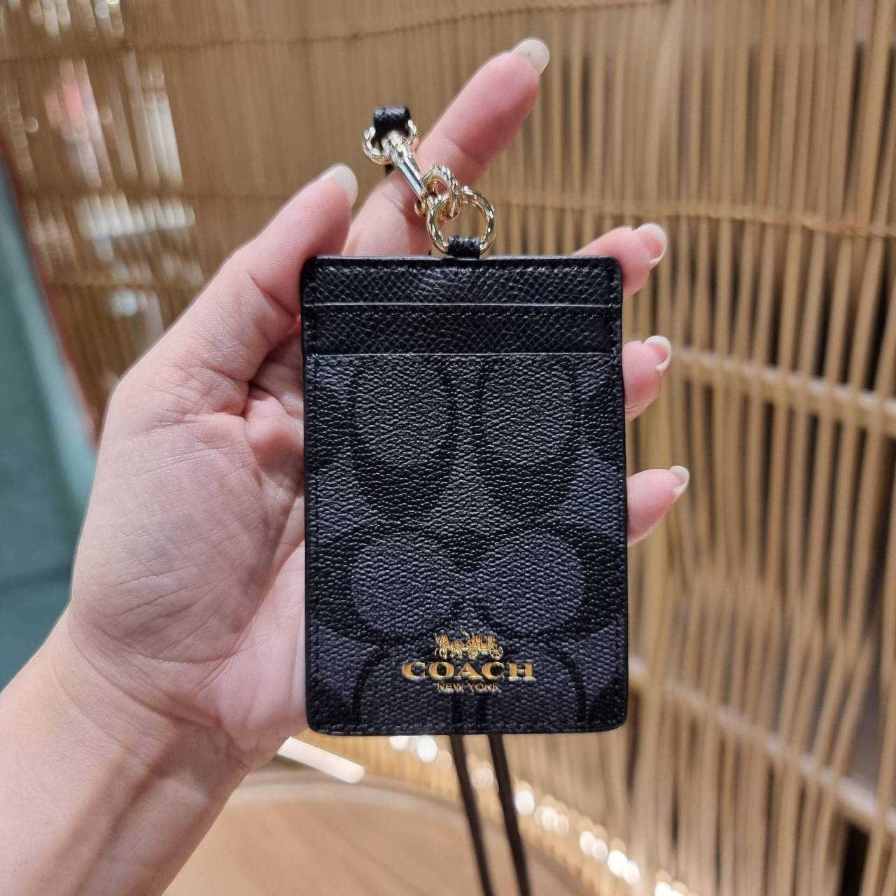 COACH ID LANYARD IN COLORBLOCK SIGNATURE CANVAS ง่ายๆแบบไม่ธรรมดา!! คลาสสิคแต่มีดีเทลโดดเด่น!! กระเป๋าถนอมบัตร พร้อมสายคล้องคอ ดีไซน์ลวดลายสวย ดูดีทุกแบบ ใช้งานง่าย พกพาสะดวก จะใส่บัตรพนักงาน บัตรเครดิต บัตรปชช. ใบขับขี่ และบัตรอื่นๆที่อยากจะใส่!! ตามใจไป