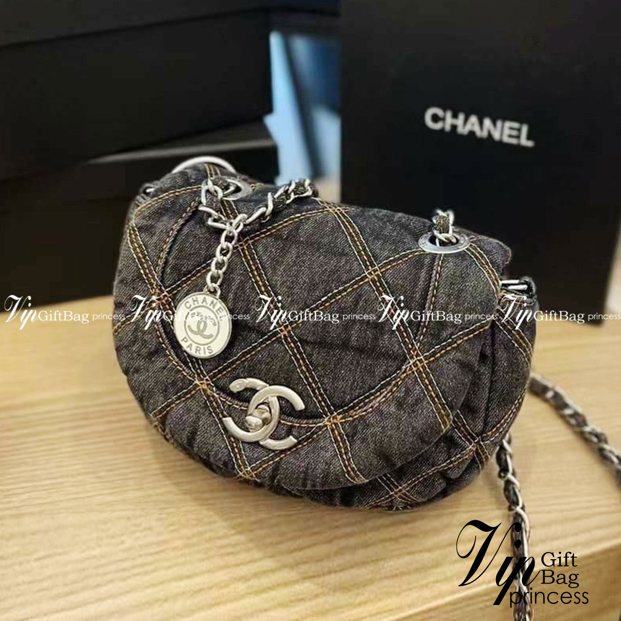 CHANEL 2022 COCO BEACH Denim Saddle bag / CHANEL Mini Flap Bag Denim Pearl Silver งานเดนิมน่ารักๆแบบเท่ๆ ไปเลยค่า พร้อมส่งที่ไทย จำนวนจำกัด สินค้าต้องมีติดตัวเลยค่าา! กระเป๋าคล้องไหล่หรือสามารถสะพายแบบครอสบอดี้ร์ได้ วัสดุเดนิมทั้งใบ สายสะพายแบบโซ่สวยงาม ข