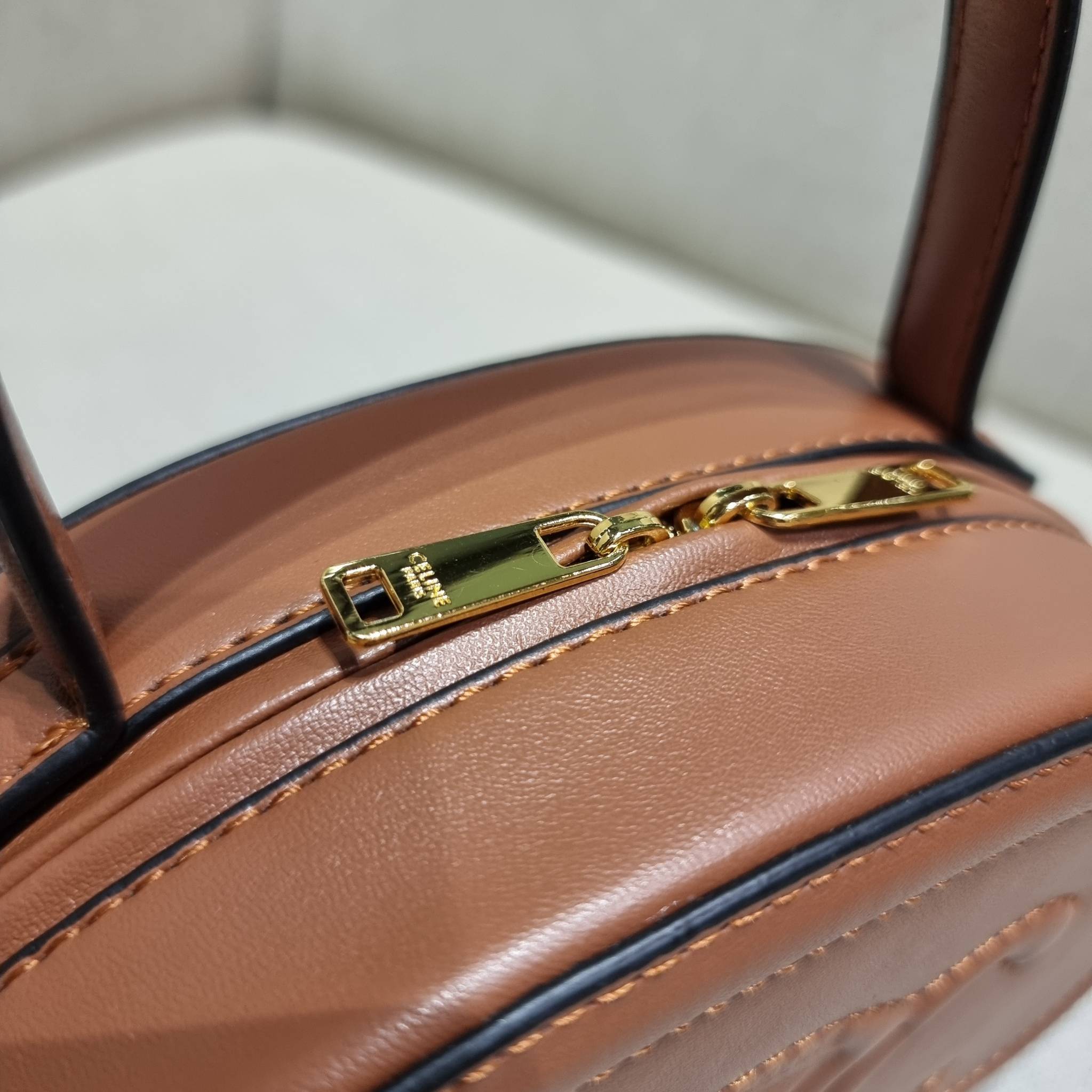 VIP 🥂 CELINE OVAL MINAUDIERE CUIR TRIOMPHE น้องน่ารักม้ากกกก!! น่ารักตะโกนไปเลย!! กับกระเป๋าทรง oval รุ่นแรร์ไอเท็ม ที่หายาก และ sold out ไปหลายรอบ!! น้องใบกะทัดรัด สำหรับสาวๆที่ชอบพกพกของแบบง่ายๆ ให้ชีวิตไม่ยุ่งยาก คล้องแขนใช้งานเก๋ๆ วัสดุหนังสัง