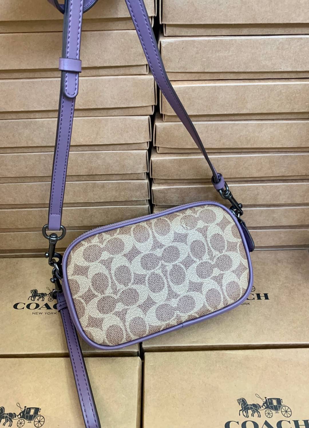 COACH CROSSBODY CLUTCH IN SIGNATURE BAG 💋รุ่นฮิต+สีหายากค่ะ!! กระเป๋าสะพาย+คล้องมือได้ วัสดุหนังแท้ผสมpvcค่ะ มีช่องซิปคู่ ภายในช่องใส่มือถือได้ทุกรุ่น;กระเป๋าเงินใบสั้นได้ ใส่ของจำเป็นสาวๆได้ครบค่ะ มีช่องเสียบบัตร2ช่อง และช่องโล่งให้ใส่ของจุกจิกค่