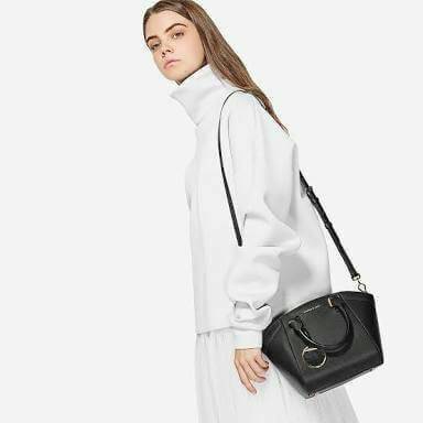 CHARLES & KEITH CURVED CITY BAG Re stock & Best seller กระเป๋าถือหรือสะพาย ขนาดกำลังดี วัสดุหนังPU ลายคาร์เวียร์ ตั้งอยู่ทรง มีหมุดรองฐาน เปิดปิดด้วยซิปเดียว ภายในมี 2 ช่องเล็ก และ 1 ช่องซิปด้านข้าง ใส่มินิ ไอแพด, กระเป๋าสตางค์ทรงยาวได้ ด้านหน้าประดับด้วย