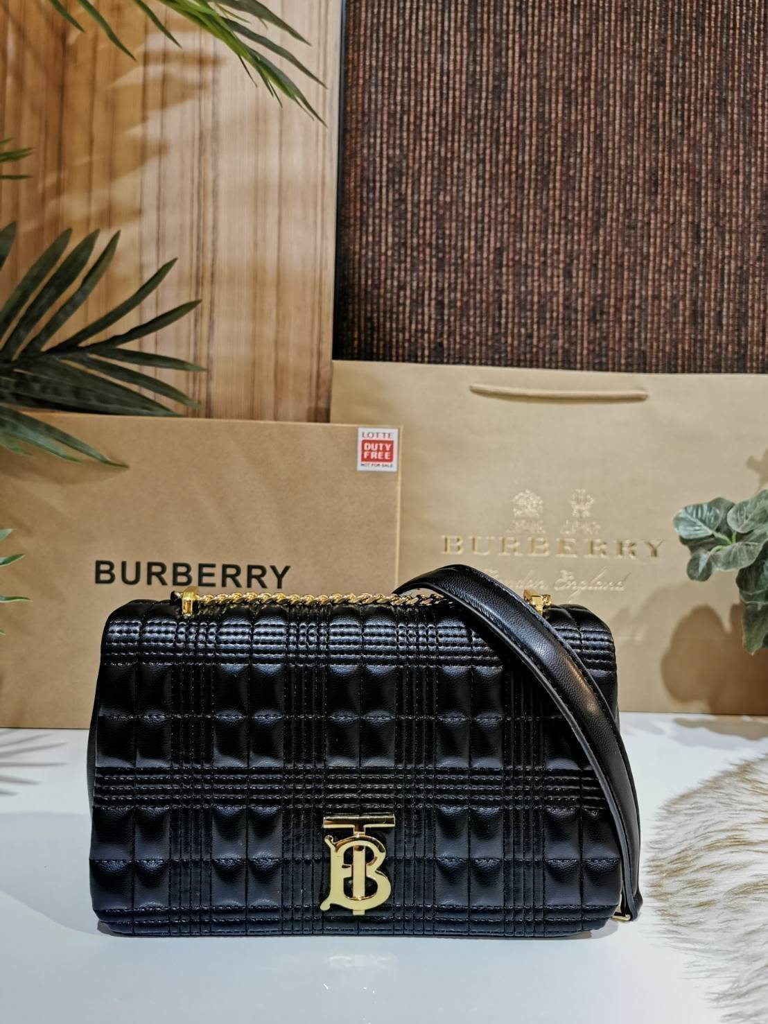 Rare items! รุ่นนี้ที่รอคอย BURBERRY FRAGRANCES QUITED LAMBSKIN BAG หนังแท้ Lambskin นิ่มสวยหรูดูดี เปิดปิดด้วยฝาปิดสัญลักษณ์รูปตัวB ภายในโล่งกว้าง ใส่มือถือ กระเป๋าสตางค์ได้ มาพร้อมสายสะพายโซ่ทองต่อหนังรองบ่าสามารถซ้อนสายสั้นสะพายไหล่ได้ หรือใช้สายยาว Cr