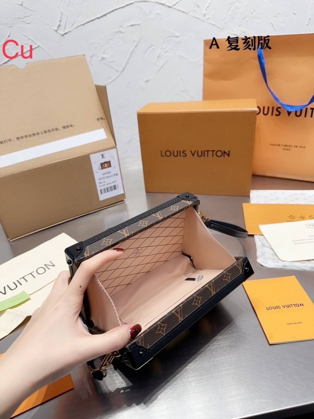 LV Petite Malle Monogram Canvas Bag กระเป๋าทรงกล่องสุดไอคอนนิค สวยมีเสน่ห์ ถือเป็นคลัชเก๋ๆ หรือสะพายข้างชิคๆ พร้อมตอบรับได้ทุกลุค ทุกสไตล์ไปเลยจ้า