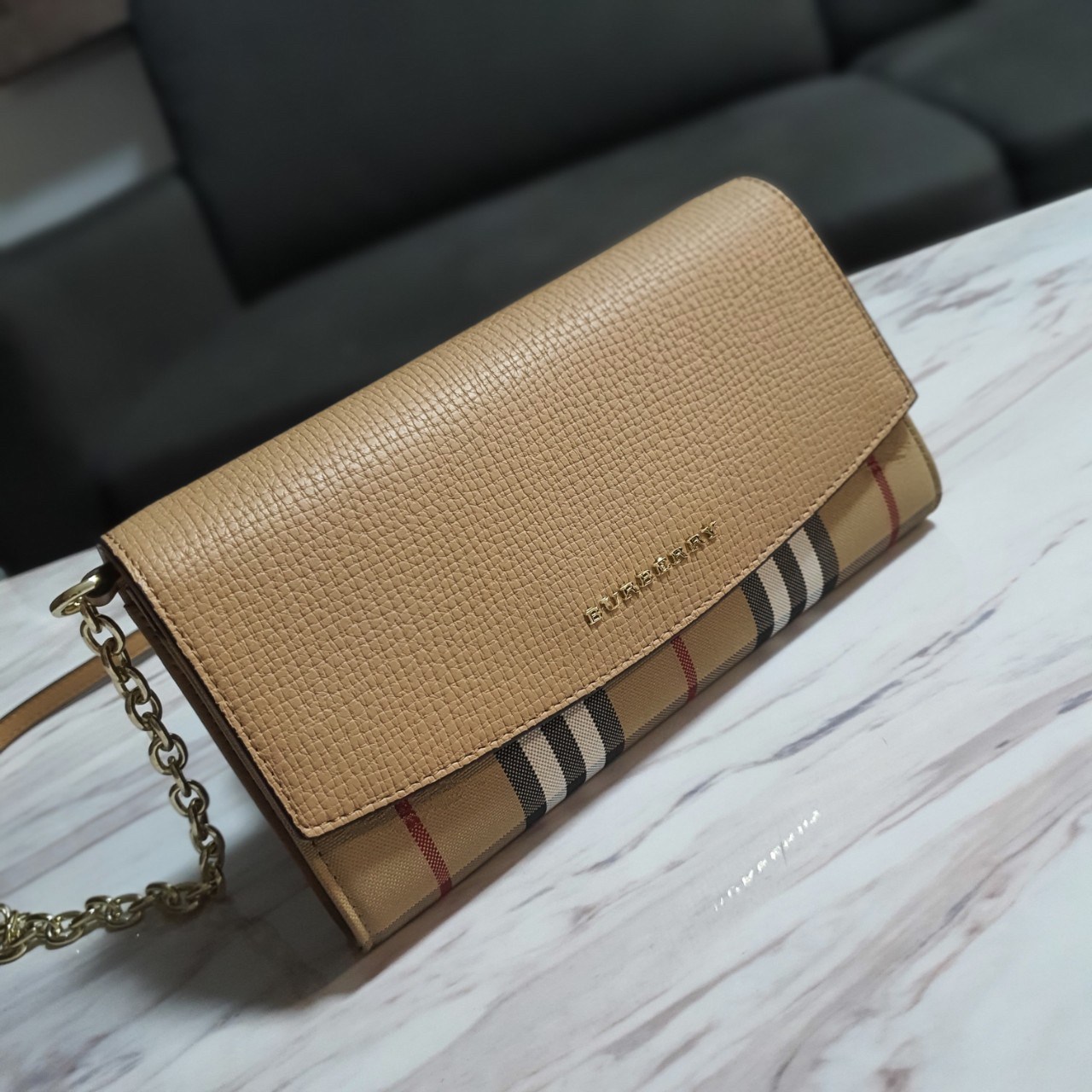 พรีเมี่ยมกิ๊ฟแท้ 100% 】BURBERRY CROSSBODY BAG กระเป๋าสะพายพรีเมี่ยมกิ๊ฟรุ่นใหม่ล่าสุด Limited จาก BURBERRY Perfume DutyFree วัสดุทำจากหนังสลับผ้าลายแบรนด์ เปิดปิดด้วยกระดุมแม่เหล็ก