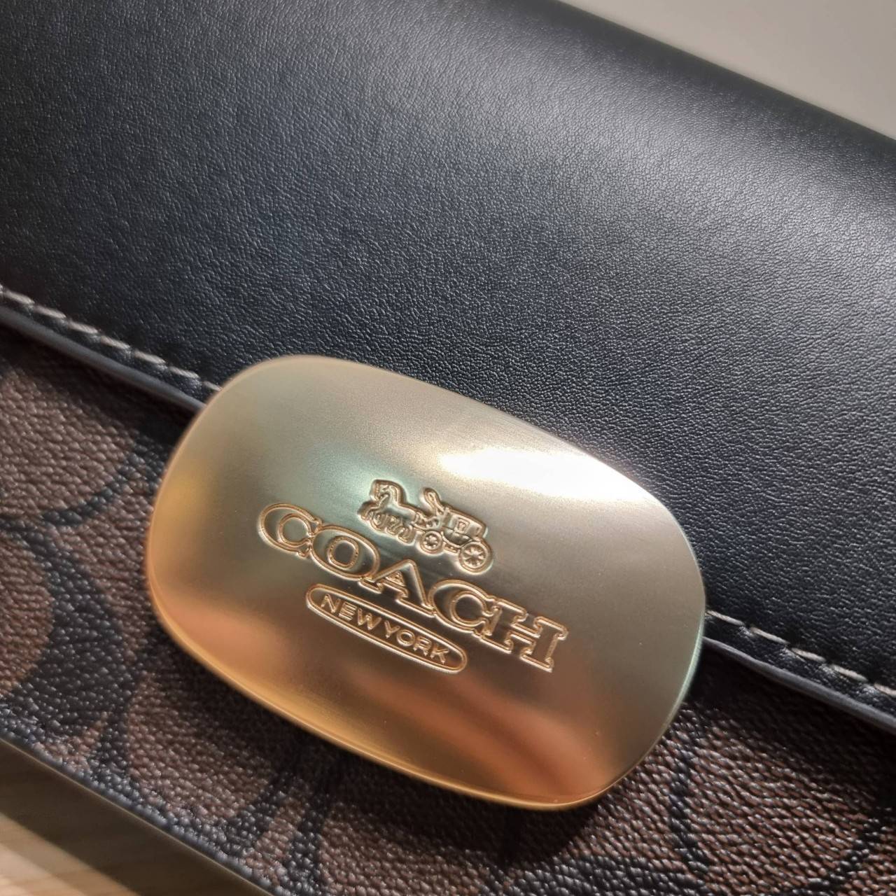 COACH CR528 ELIZA FLAP CROSSBODY IN SIGNATURE CANVAS กระเป๋าสะพายสุดหรู ดีไซน์โลโก้รุ่นใหม่สวยเด่น เกรดท็อปออริ เกรดดีสุด สลับแท้ 1:1