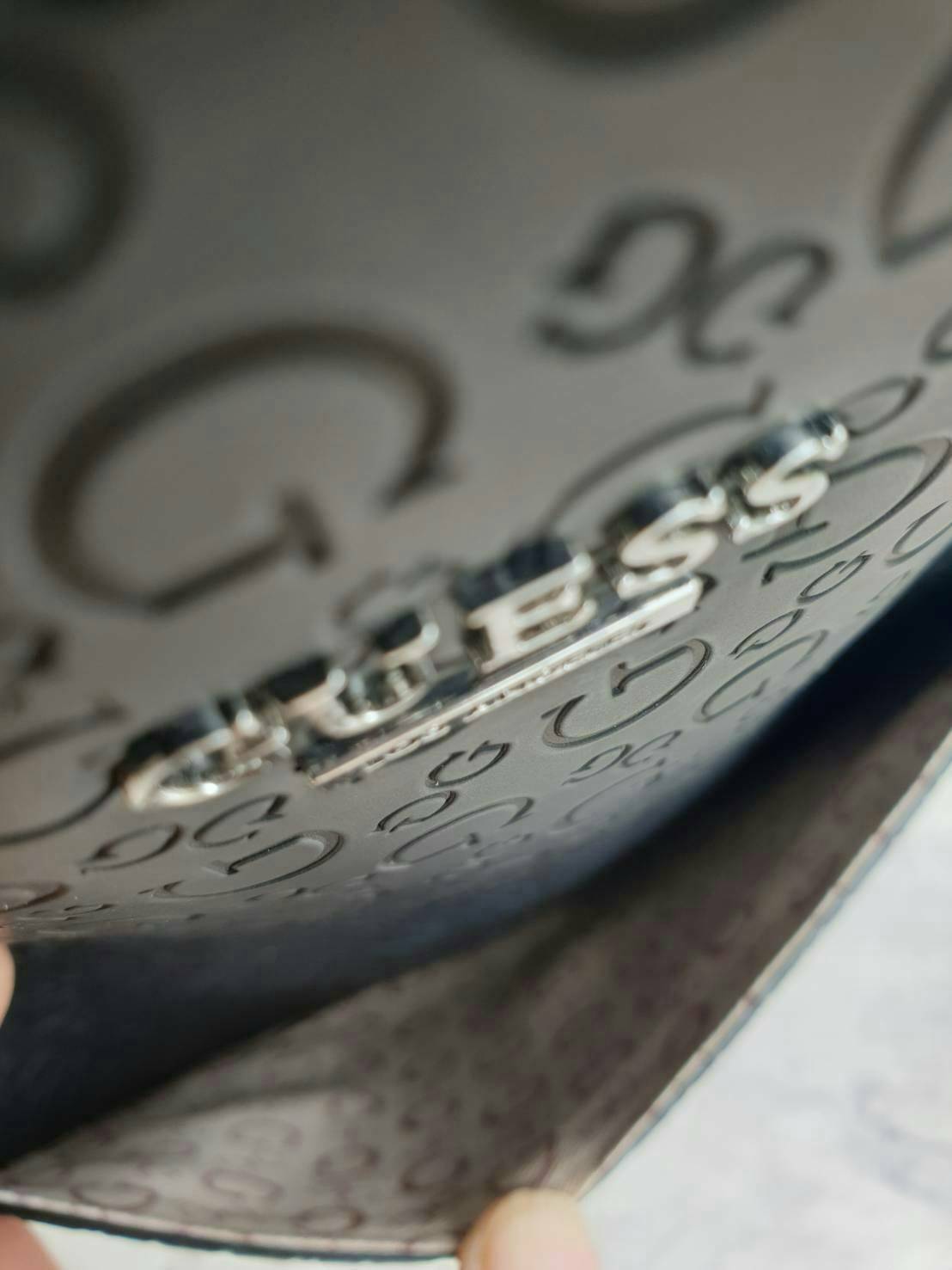 GUESS WOMAN'S BACKPACK กระเป๋าสะพายเป้ขนาดกำลังดี วัสดุหนังแกะสังเคราะห์ โลโก้รอบใบ หนังสวย น้ำหนักเบามากกกๆ!! กันน้ำ ทำความสะอาดง่าย มีหูหิ้วเเละสายสะพายหลังเลื่อนปรับได้ 5 ระดับ ด้านหน้าประดับโลโก้แบรนด์ อะไหล่เงิน และ มีช่องใส่ของ 1 ช่อง เปิดปิดด้