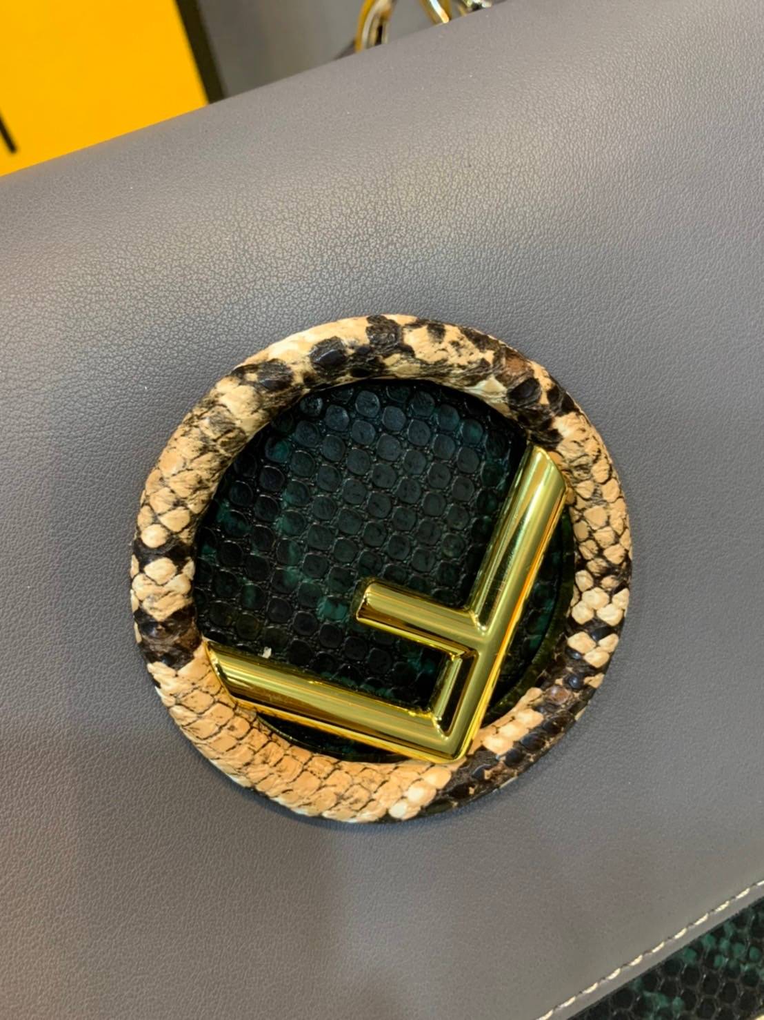 FENDI KAN leather bag เกรดออริจินอล ด้วยสีและลวดลายคลาสสิกตามแบบแบรนด์ เข้าได้กับสาวๆ ทุกสไตล์ บ่งบอกความเป็น FF ได้อย่างสมบูรณ์แบบ โทนสีแมตช์กับเสื้อผ้าได้ง่าย เสริมลุคสาวมั่นก็ลงตัว หรือเปลี่ยนมาติดสายสะพายยาวเพื่อสะพายคาดลำตัวก็ได้ความชิลและคล่องตัวไปอ