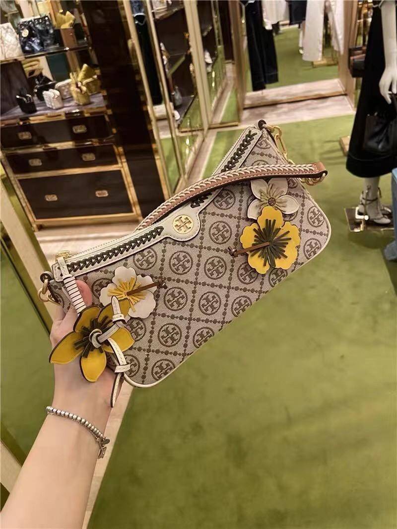 Tory Burch T Monogram Braided Floral Studio Shoulder Bag กระเป๋าถือหรือสะพายไหล่ลาย Monogramวัสดุผ้าJacquard+หนังแท้ ตัดเย็บอย่างปราณีต ผสานงานแกะสลักหนังสุดวิจิตร ประดับตกแต่งด้วยดอกไม้เพิ่มความหรู เป็นกระเป๋าดอกไม้ของฤดูกาลนี้ที่เพิ่มความซับซ้อนและแสนหว