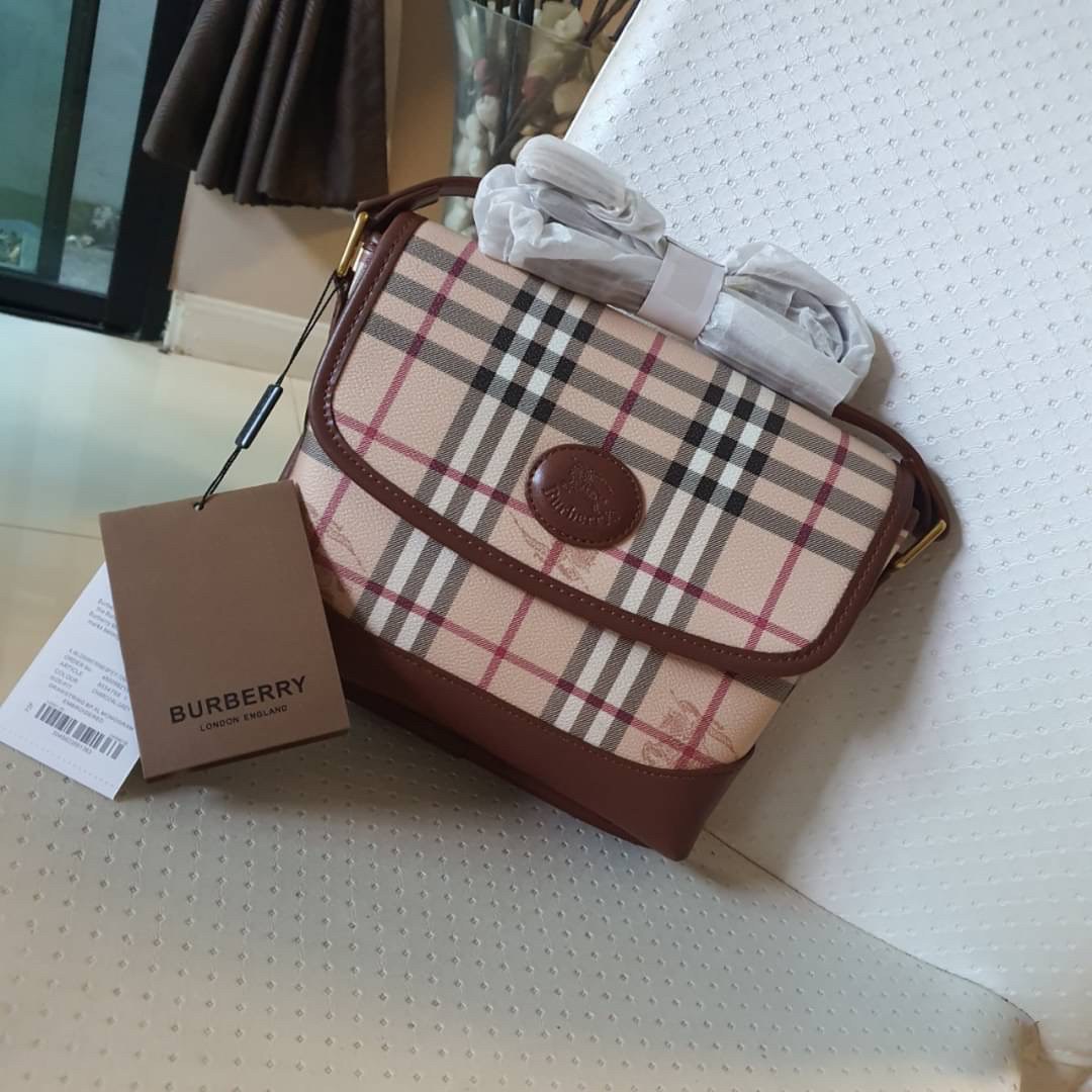 BURBERRY CROSSBODY VINTAGE BAG Limited Edition วัสดุหนังPVC สวยอยู่ทรง เปิดปิดด้วยฝาปิดกระดุมแม่เหล็ก ภายในมีช่องใส่ของแยกอีกช่อง สามารถใส่กระเป๋าสตางค์ยาว iphone เงิน ของจุกจิกได้ สายสะพายหนังยาวปรับระดับได้ อะไหล่แบรนด์สีทองวินเทจ Rare items เด็ดๆแบบนี้