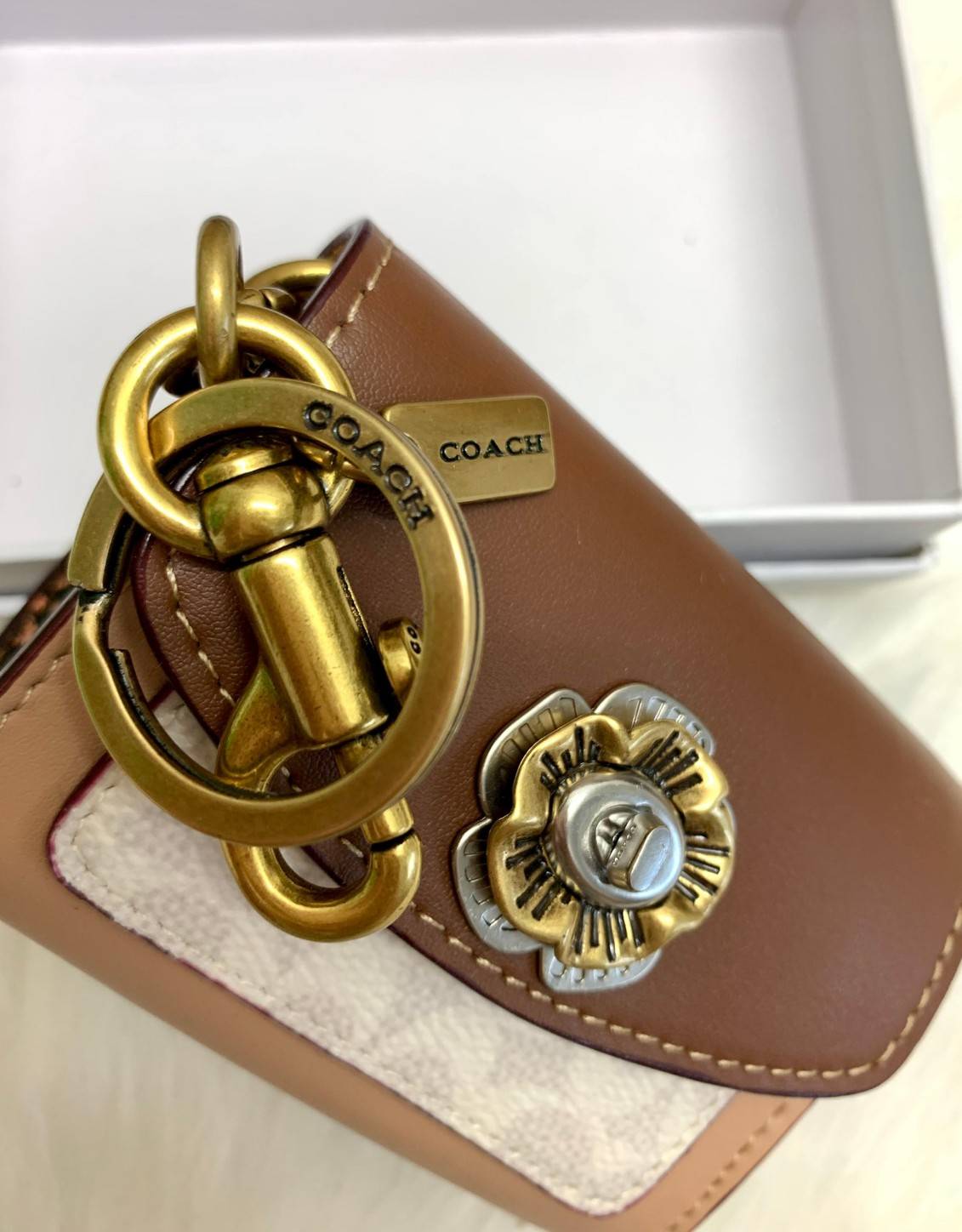 พวงกุญแจสวยๆ ไว้คล้องกระเป๋าใบสวยยกันค๊าา😘 COACH PARKER CHARM COLORBLOCK SIGNATURE ✔️พวงกุญแจจากแบรนด์ Coach สินค้าจำนวนจำกัดนะคะ❗️ ✔️สามารถใช้เป็นพวงกุญแจ//หรือใส่เหรียญด้านในกระเป๋าได้ค่ะ//เปิดปิดแบบกระดุมนะคะ
