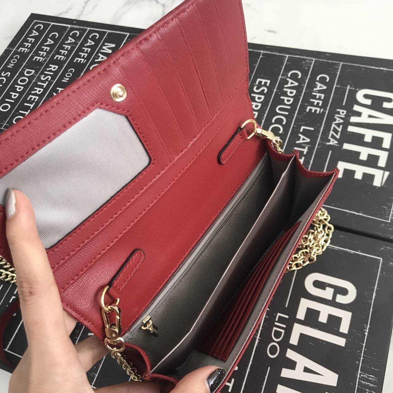 รุ่นขายดี **หนังวัวแท้สวยมาก KEEP • Ari • กระเป๋า สตางค์ยาว ปรับเป็นคลัช หรือถือ สะพาย ก้อได้หมด ขนาด กะลังดี ทรงสวย แค่ใบเดียวจบ! หนังคุณภาพเยี่ยม ภายใน จุของคุ้ม ใส่บัตร ใส่มือถือได้ทุกรุ่น ใบนี้ จะแต่งกับ Look ไหนก้อเข้ากันได้ดีแน่นอนค๊า Don't mis