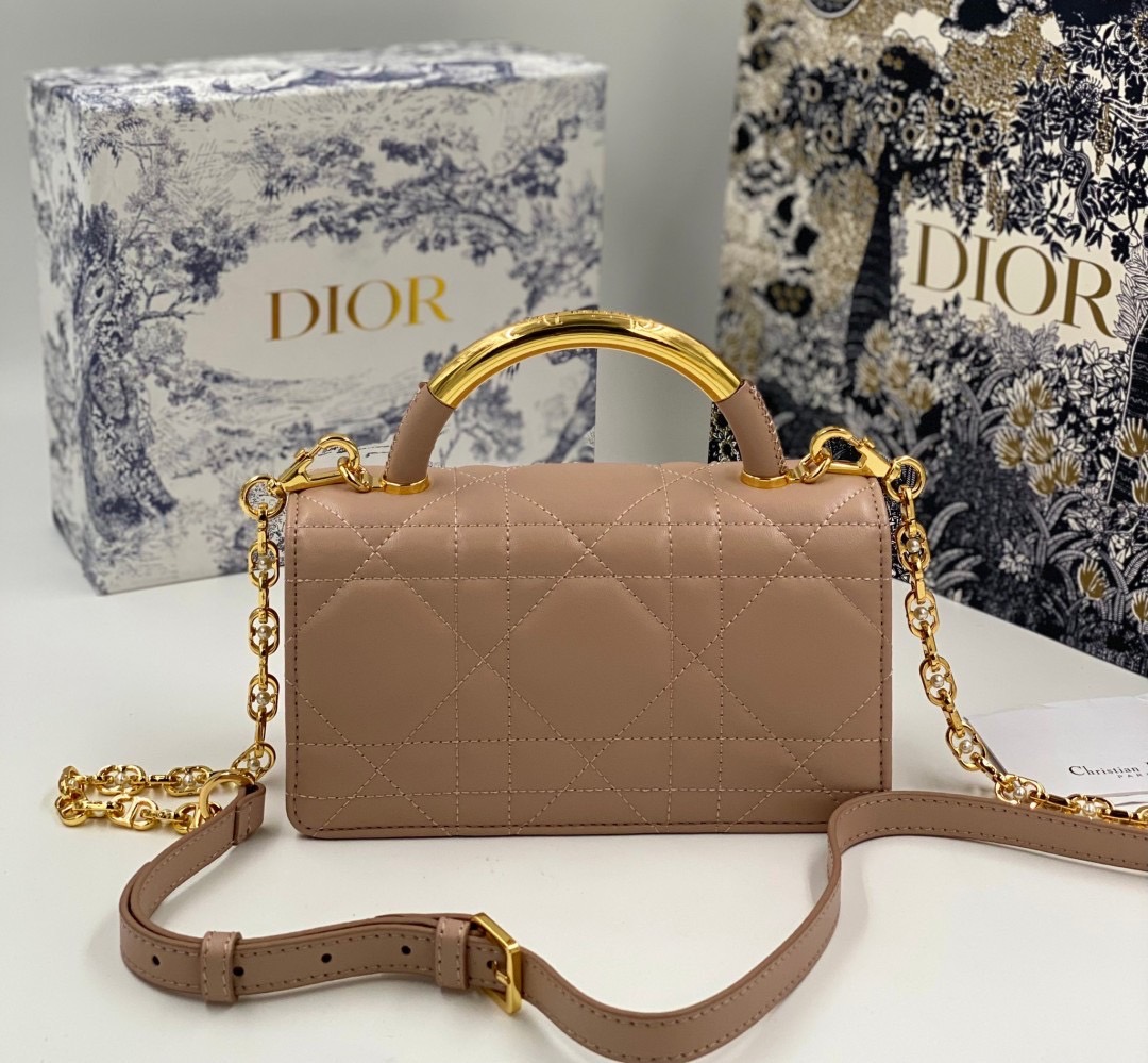 Mini Dior Ange Bag Macrocannage CD clasp with white resin pearl กระเป๋าถือพร้อมสายสะพาย ประดับตัวล็อคมุก สวยงามเหนือกาลเวลา เกรดออริ 1:1 ใช้งานต่างประเทศได้
