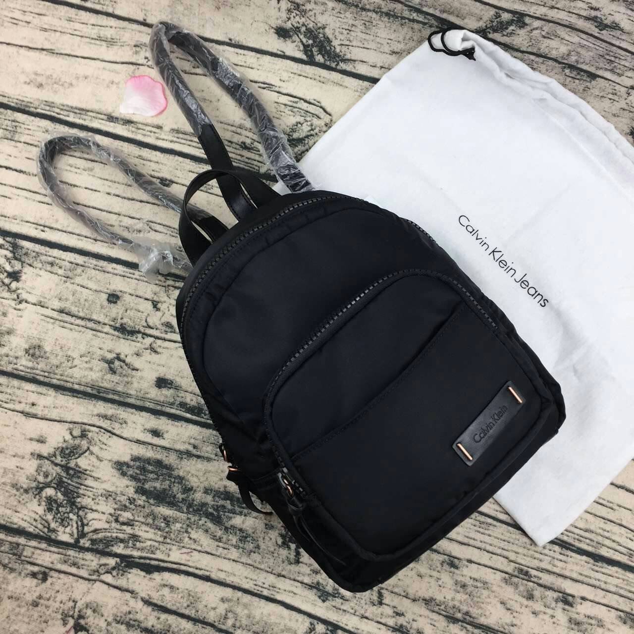 Calvin Klein Nylon Mini Backpack - New arrival !!! กระเป๋าสะพายหลัง วัสดุ nylon คุณภาพดี เนื้อผ้าลื่นแวว - ด้านหน้าติดโลโก้แบรนด์ มีช่องใส่ของจุกจิก 2 ช่อง - เปิดปิดกระเป๋าด้วยซิปคู่ ที่จับเป็นหนัง ช่องหลักภายใน โล่งกว้าง จุได้เยอะค่ะ