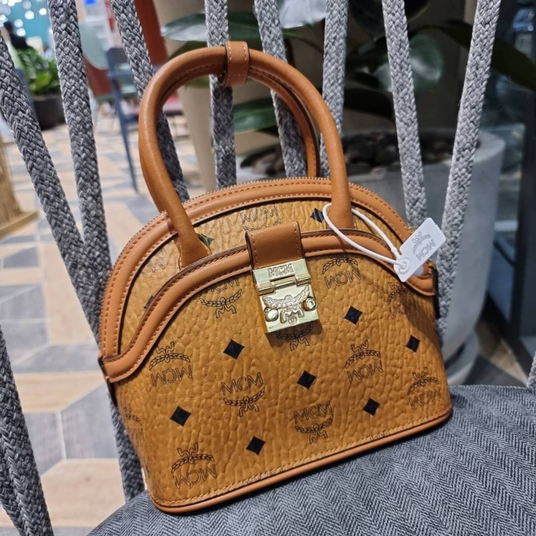 M.C.M SMALL ANNA TOTE คอลเลคชั่นใหม่ดีไซน์ไม่ซ้ำใคร รุ่นนี้เป็น seasonal หายากไปอีก กระเป๋าถือ/สะพายข้าง ทรงยูนีคโดดเด่น น่าใช้ หูจับในตัวมาพร้อมสายรัดเก็บ วัสดุหนังแคนวาสคุณภาพดี ตกแต่งตัวกดล็อคเอกลักษณ์ เปิด-ปิดด้วยซิป ภายในเป็นช่องโล่ง ใส่ของได้สบายๆ ต