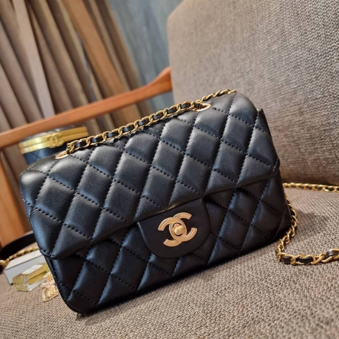 VIP 🥂 เซ็ทคือที่สุดของความคุ้ม CHANEL GIFT BOX SET สุดหรูชวนให้สะสม สุดยอดไอเท็มหายากพร้อมเสิร์ฟครบชุด สุดคุ้ม มาพร้อมกระเป๋าสะพายถึง 2 ใบ สุดหรูลิมิเต็ด หาไม่ได้ง่ายๆ ในคอลเลคชั่นภายในสีทอง และที่พิเศษยังมีน้ำหอมตัวท็อปมาให้อีก chanel no.5 ที่แสน