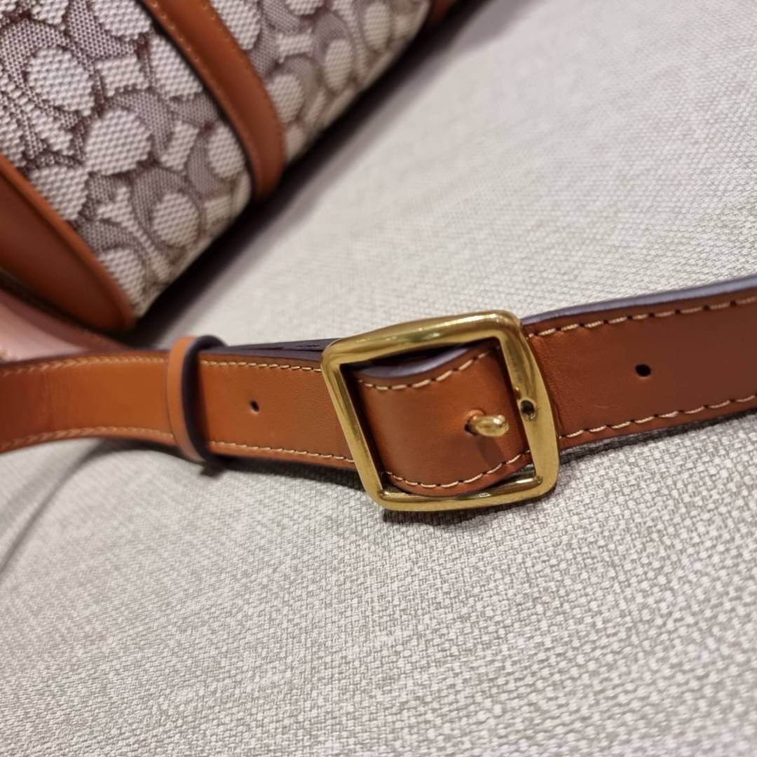 COACH C8529 RUBY SATCHEL 25 IN SIGNATURE TEXTILE JACQUARD ใหม่ก่อนใคร ไม่ต้องรอพรี! กับกระเป๋าทรงหมอนดีไซน์ใหม่ ใบใหญ่ แต่น้ำหนักเบา ด้วยวัสดุผ้า jacquard ถักทอลายซีเอกลักษณ์ ตัดสลับหนังแท้ เพิ่มดีเทลความหรู มาพร้อมหูจับในตัว และสายสะพายครอสสีเข้ากับตัวกร